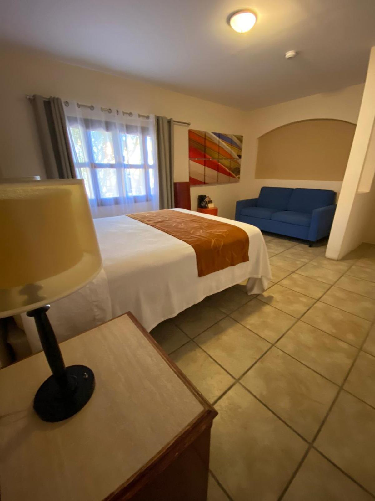 Lobby Queen bed with sofa bed