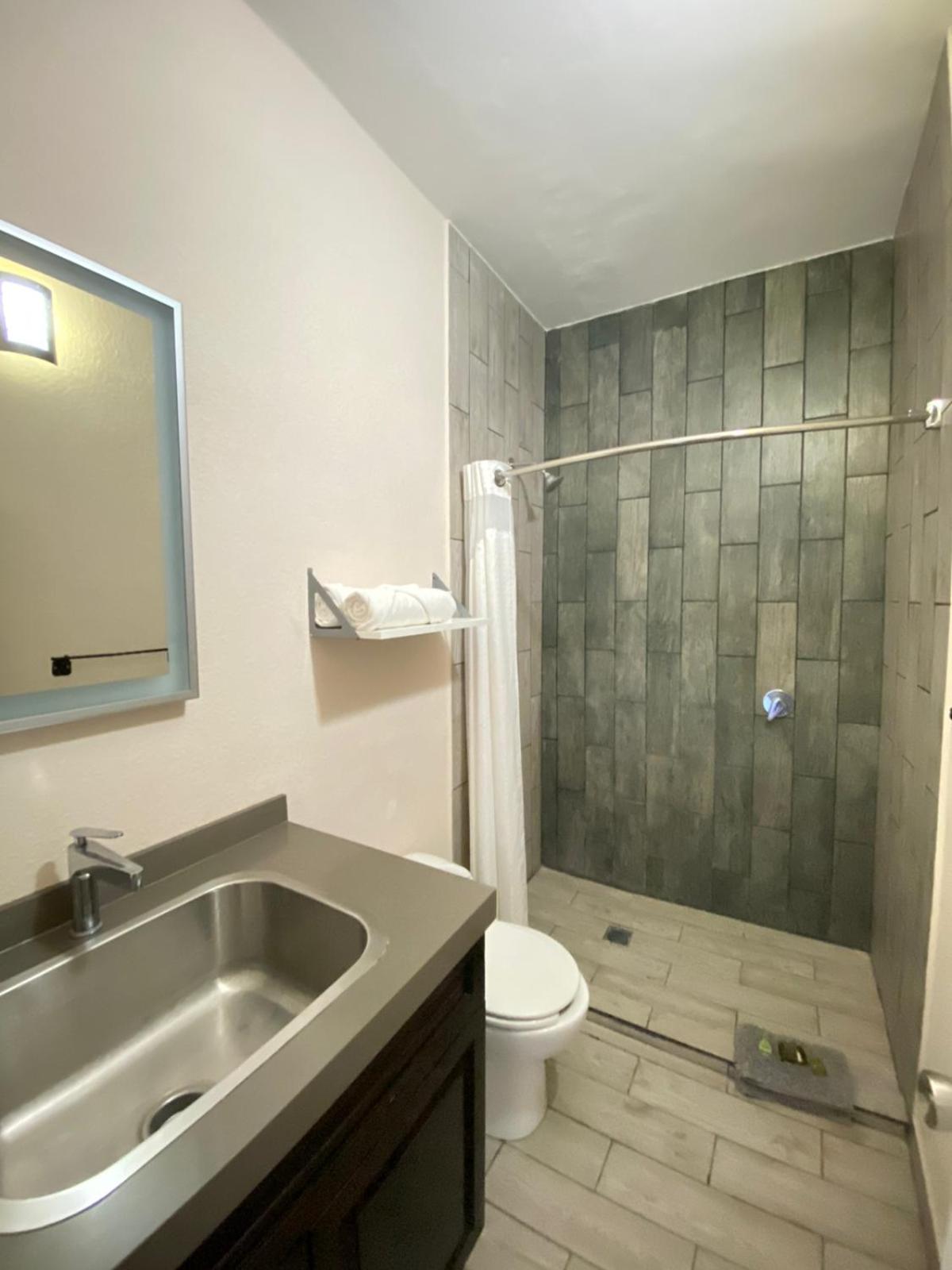 Queen Room with Sea View thumbnail 5