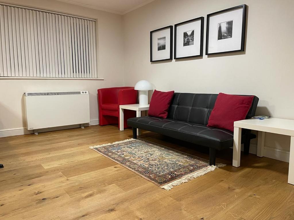 One-Bedroom Apartment photo 1