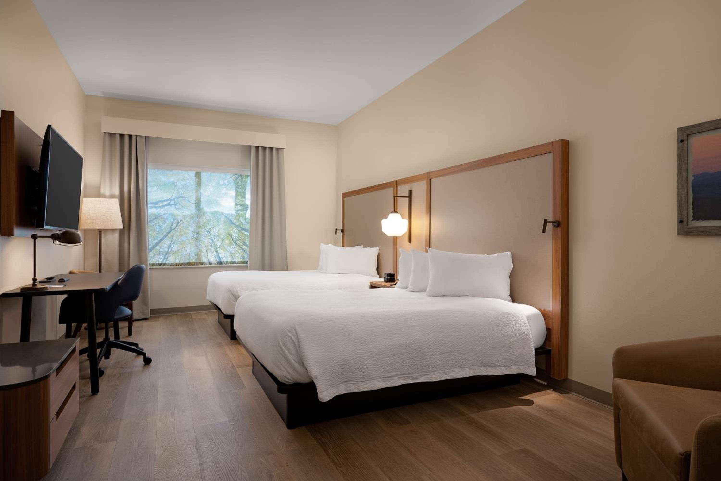 Queen Room with Two Queen Beds - Photo 4