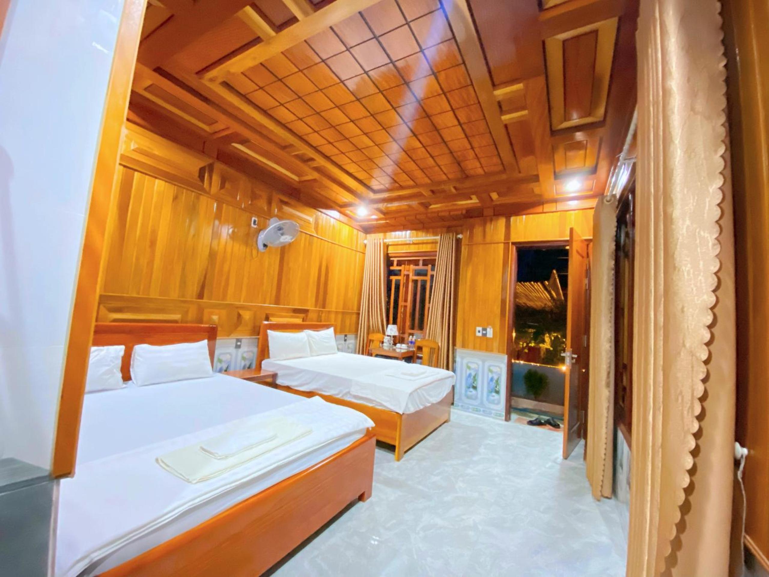 Deluxe Queen Room with Two Queen Beds photo 2