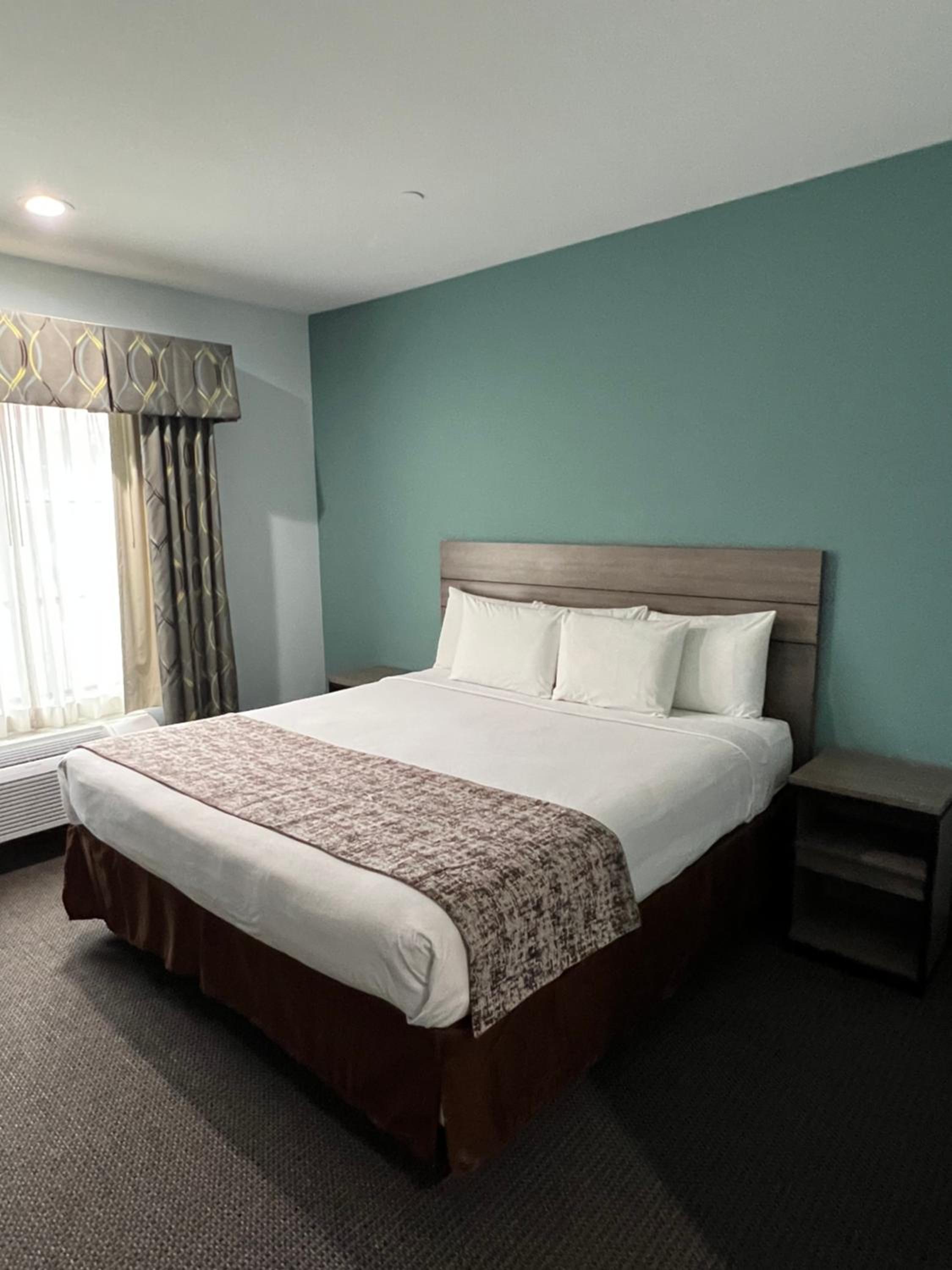 King Room - Non-Smoking - Photo 1