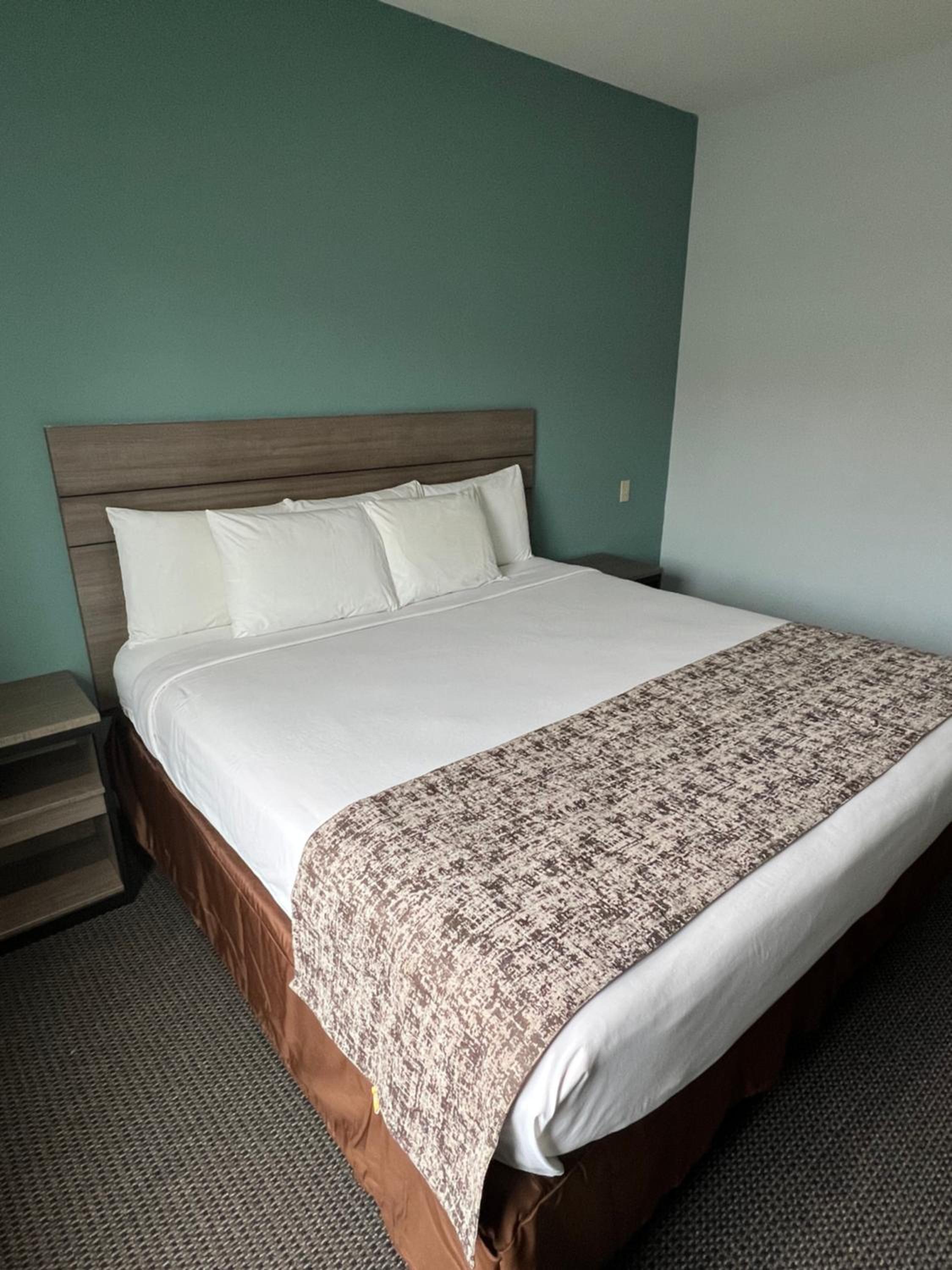 King Room - Non-Smoking - Photo 3