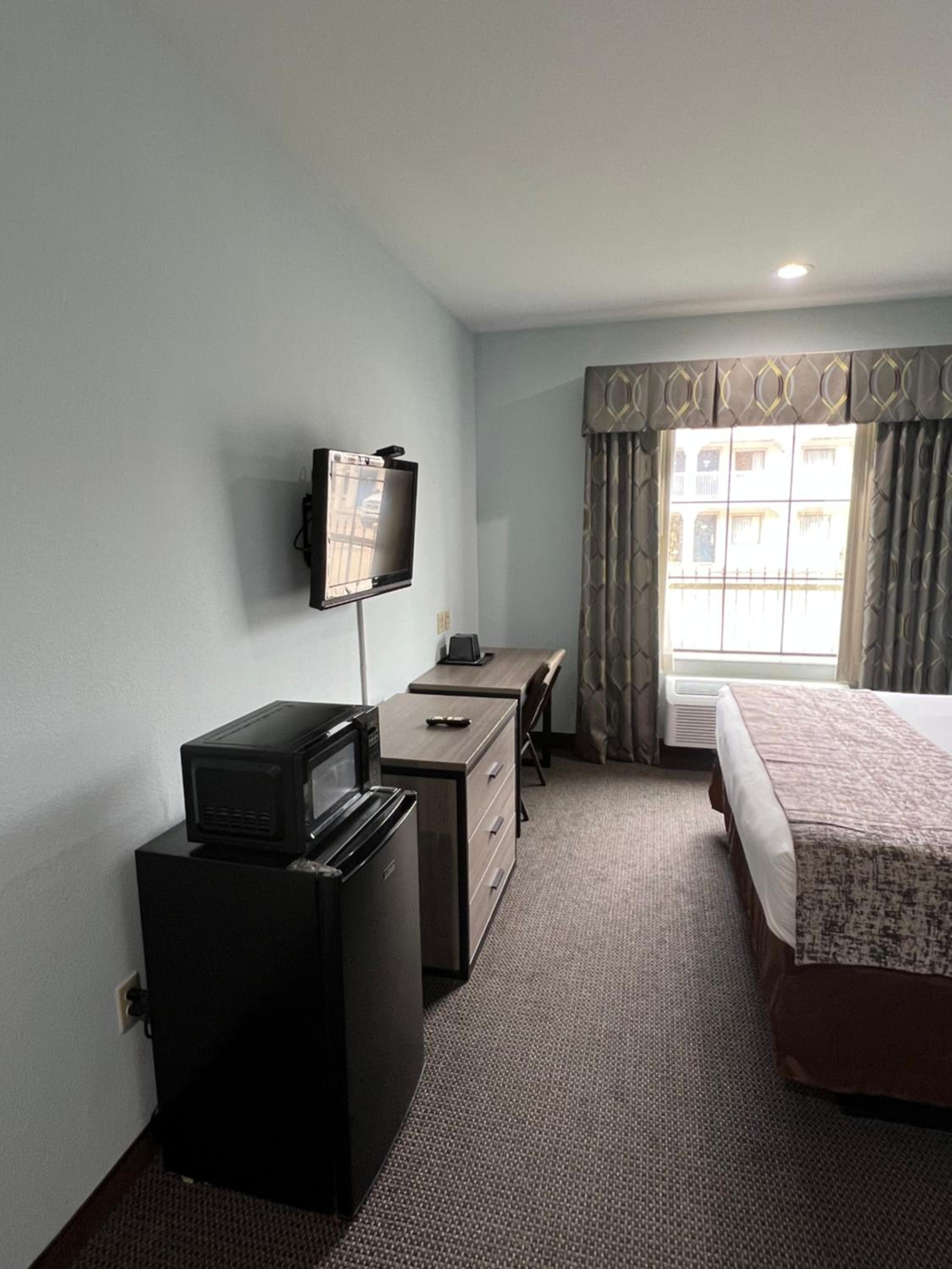 King Room - Non-Smoking - Photo 5