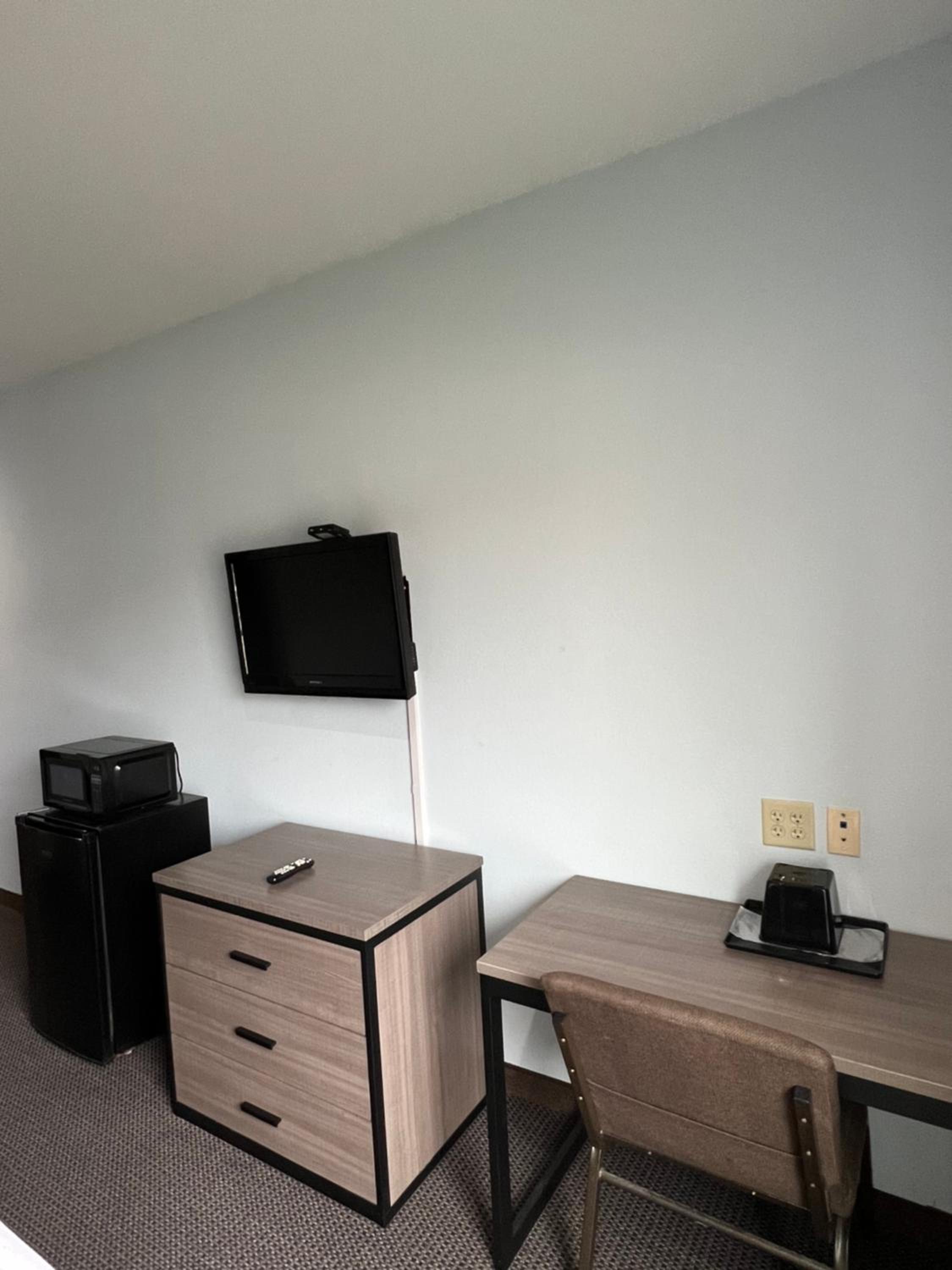King Room - Non-Smoking - Photo 4