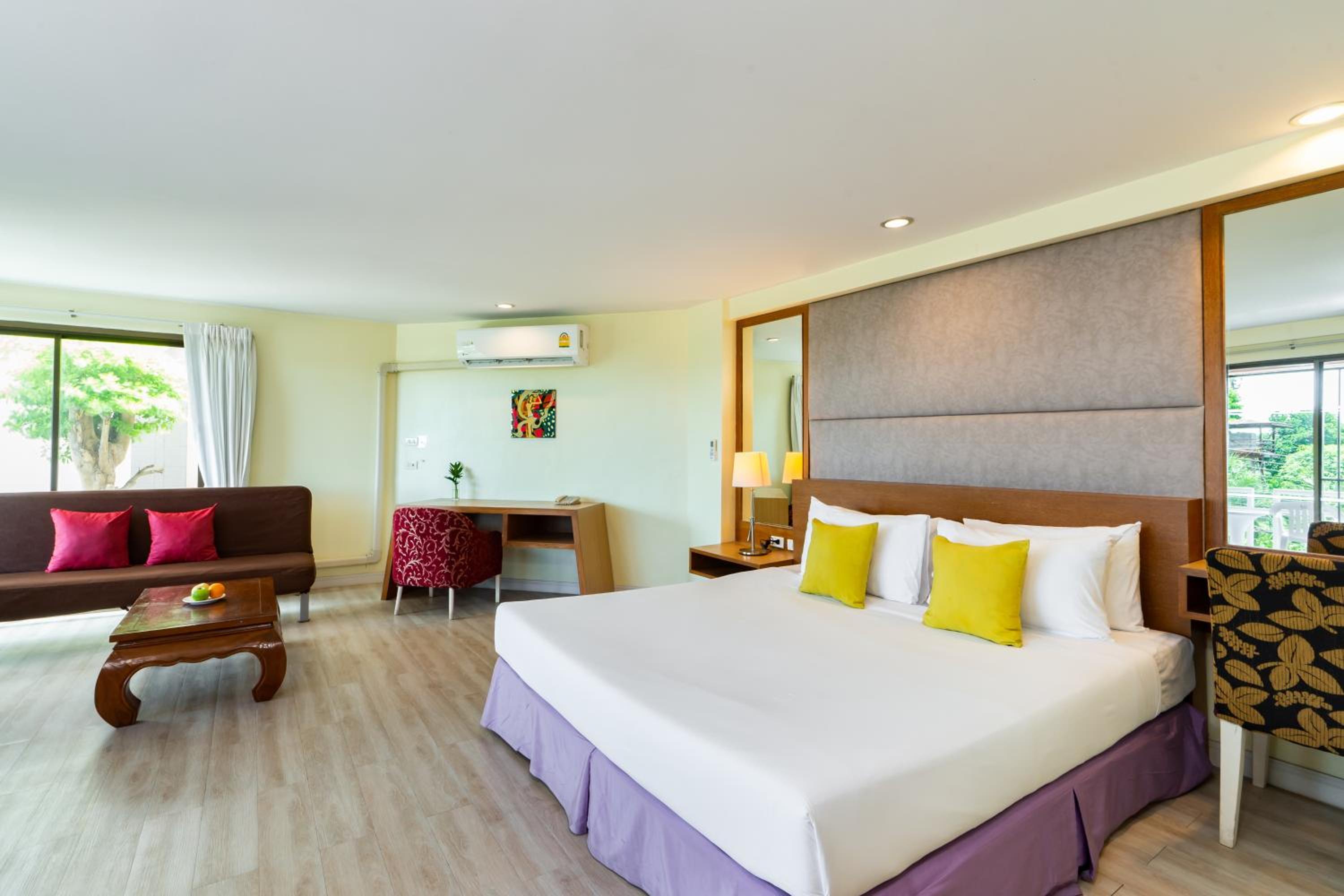 Deluxe Double Room thumbnail 6