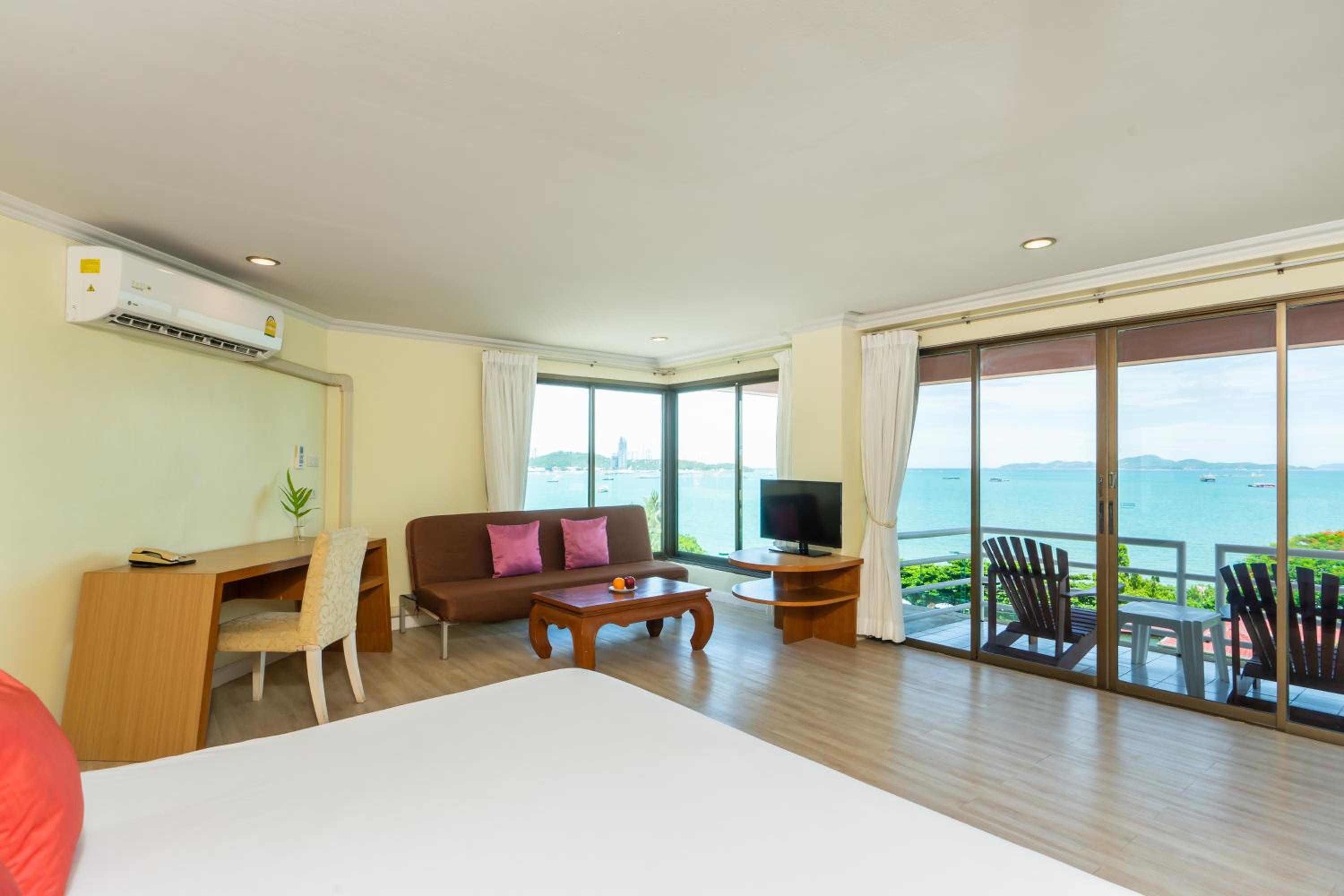Deluxe Room with Sea View - Photo 8