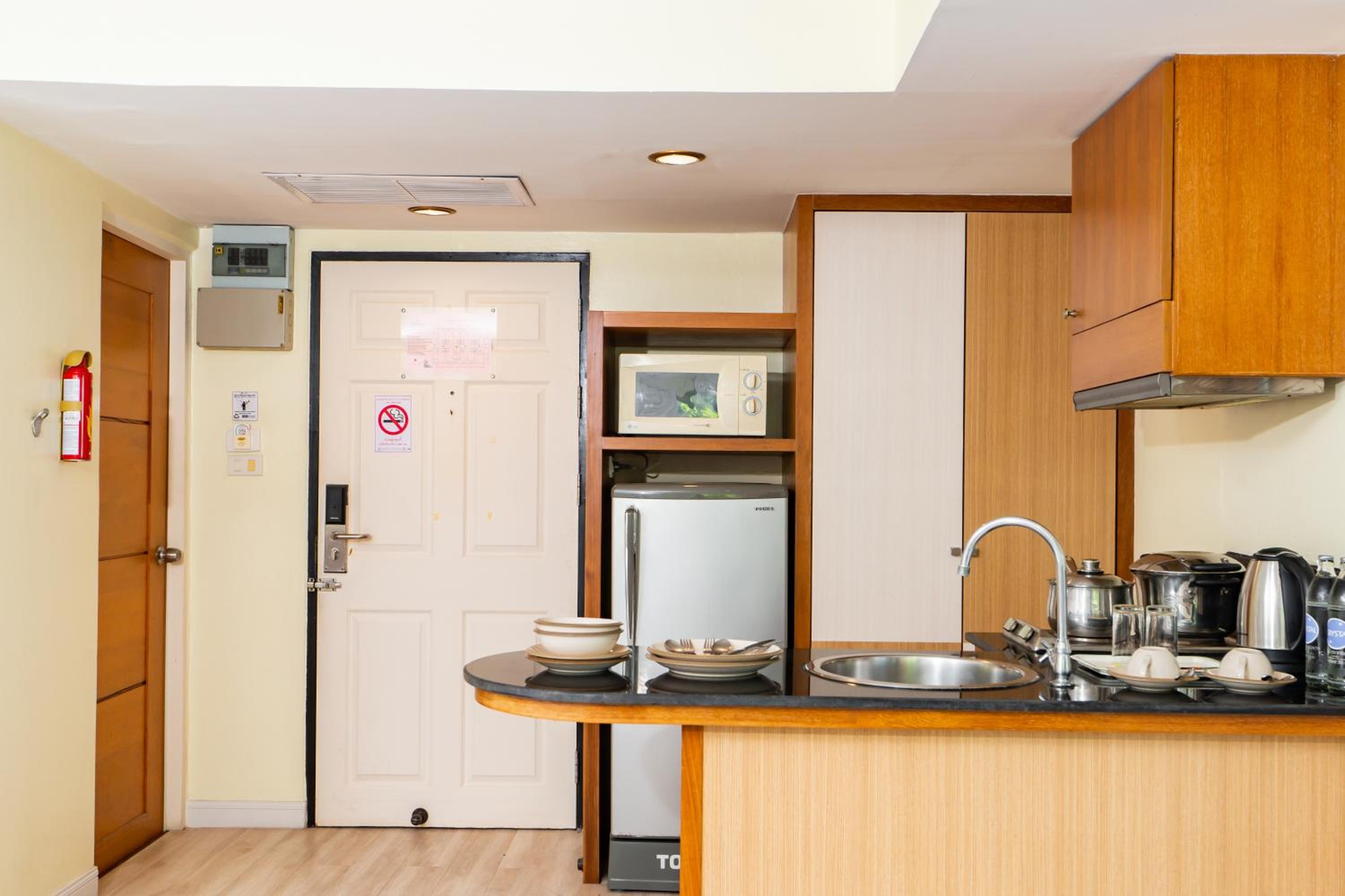 Deluxe Double Room thumbnail 5