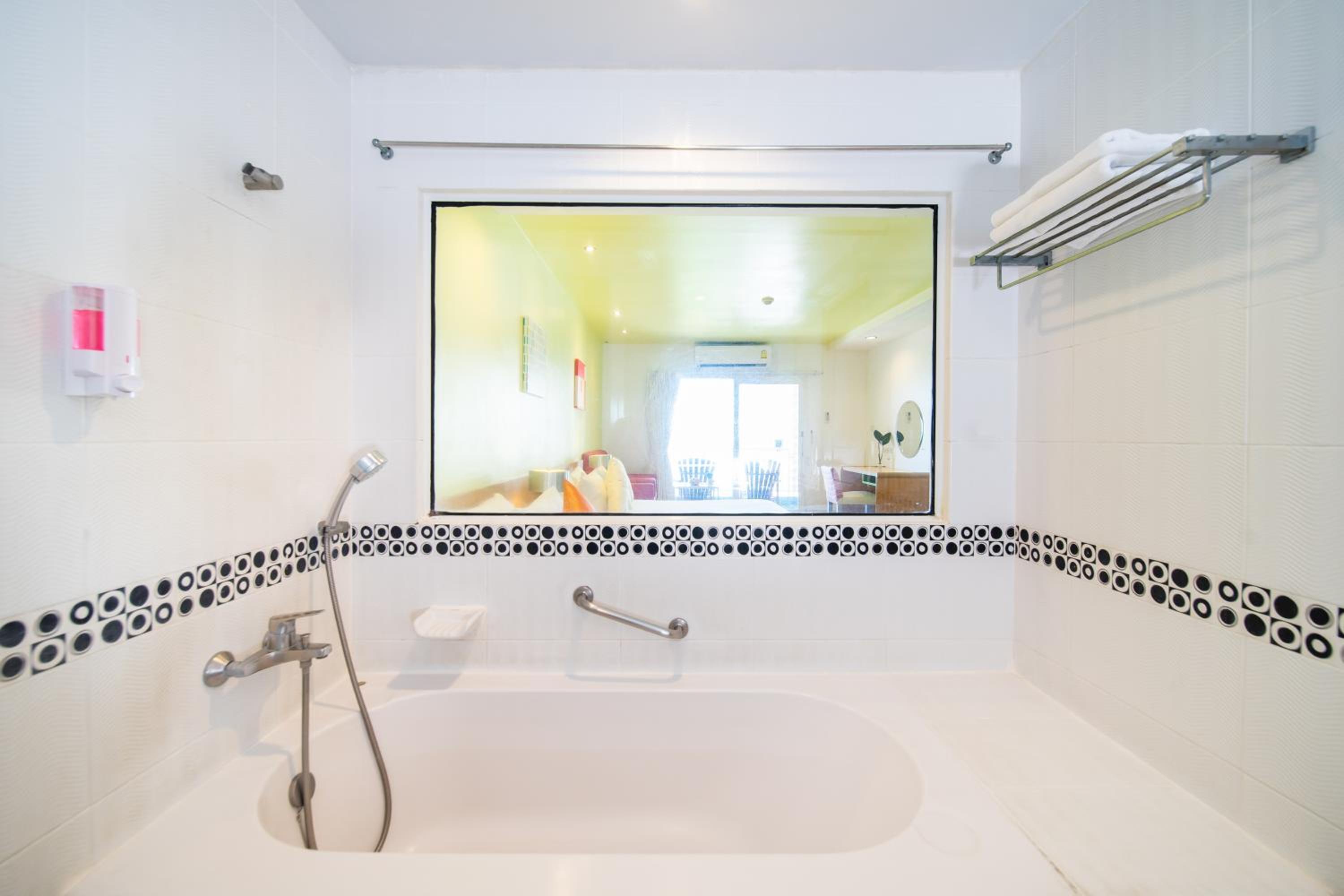 Deluxe Double or Twin Room with Sea View - Photo 15