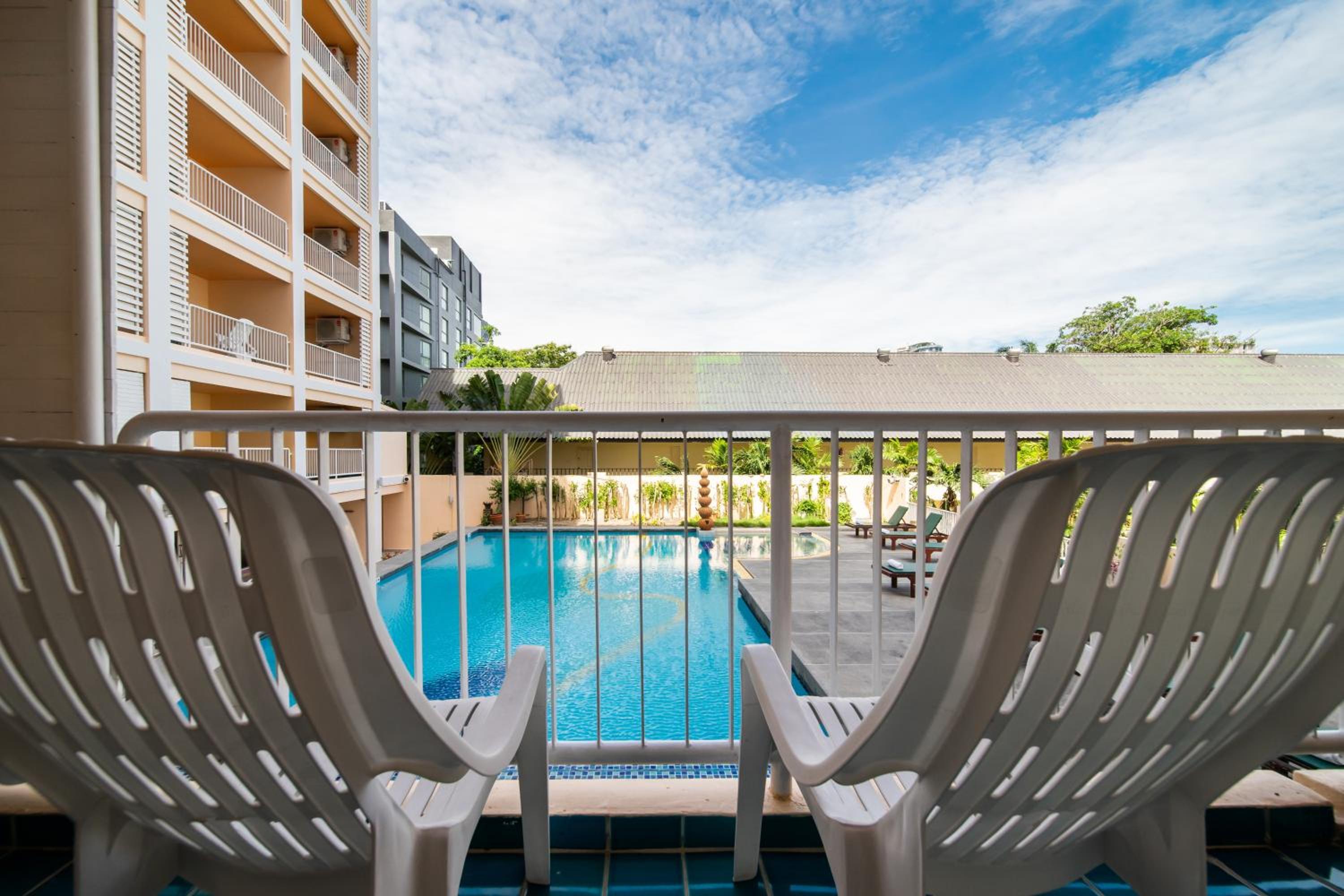 Deluxe Double Room with Pool View - Photo 7