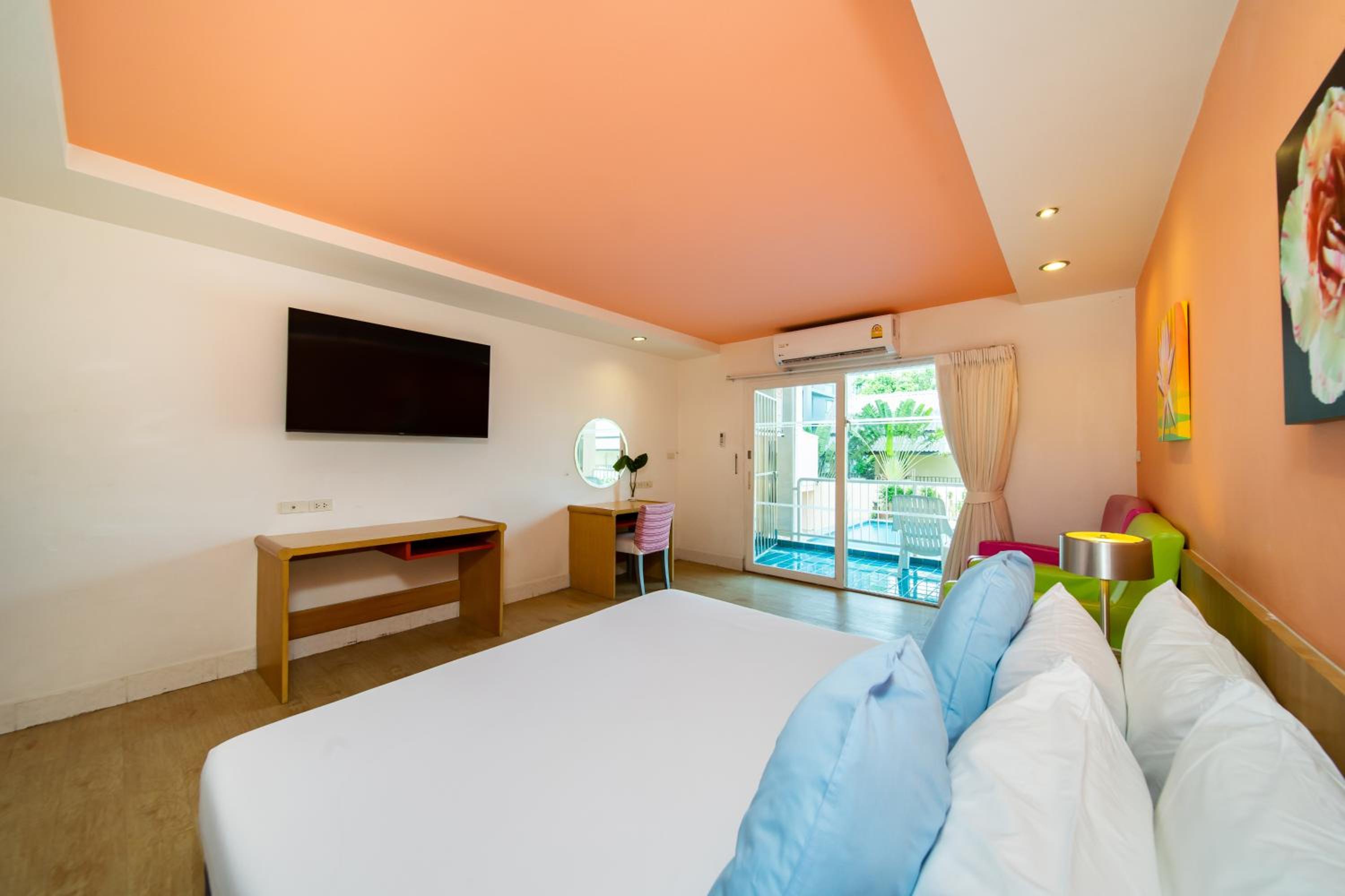 Deluxe Double Room with Pool View - Photo 5