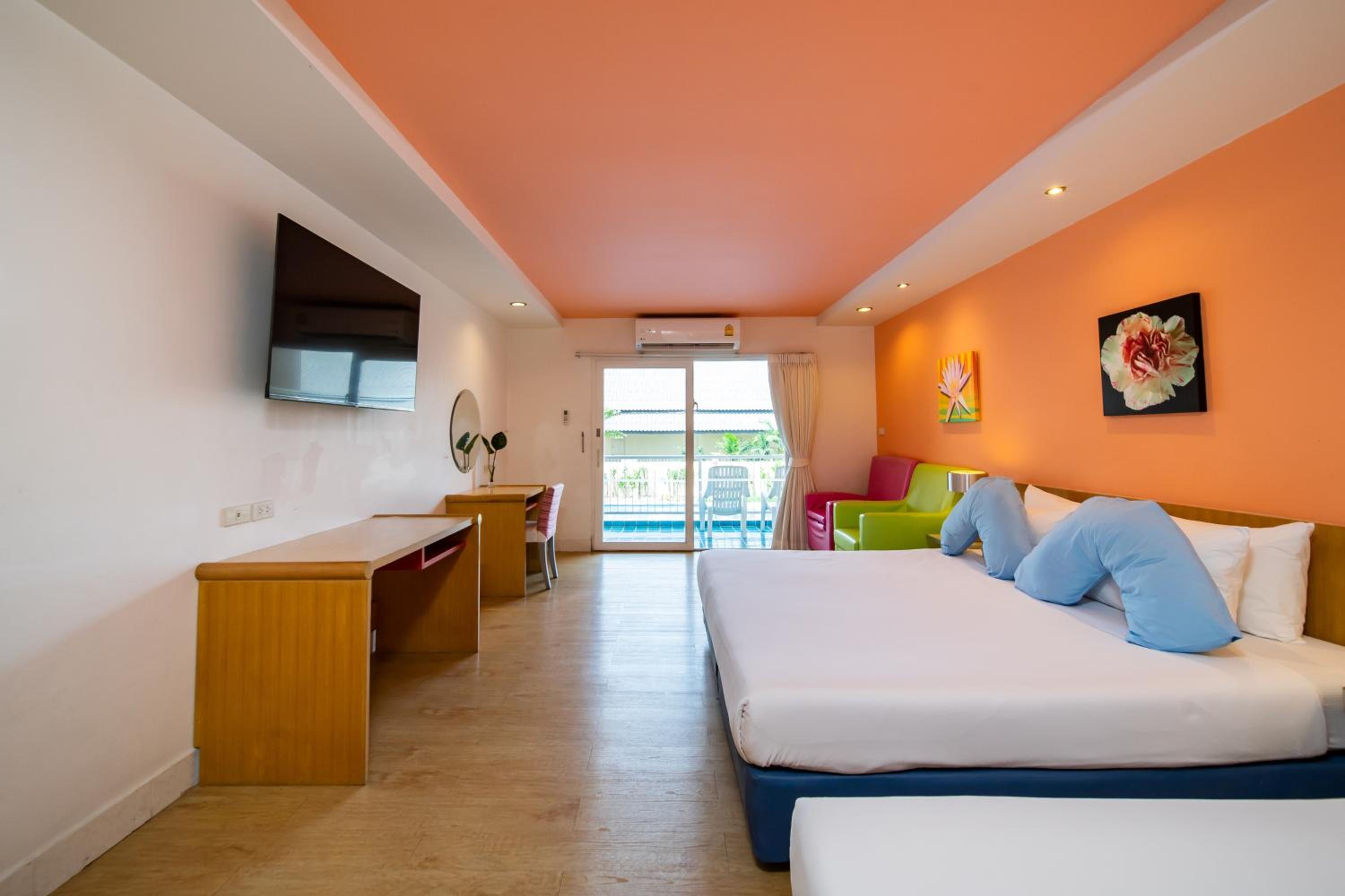 Deluxe Double Room with Pool View - Photo 6