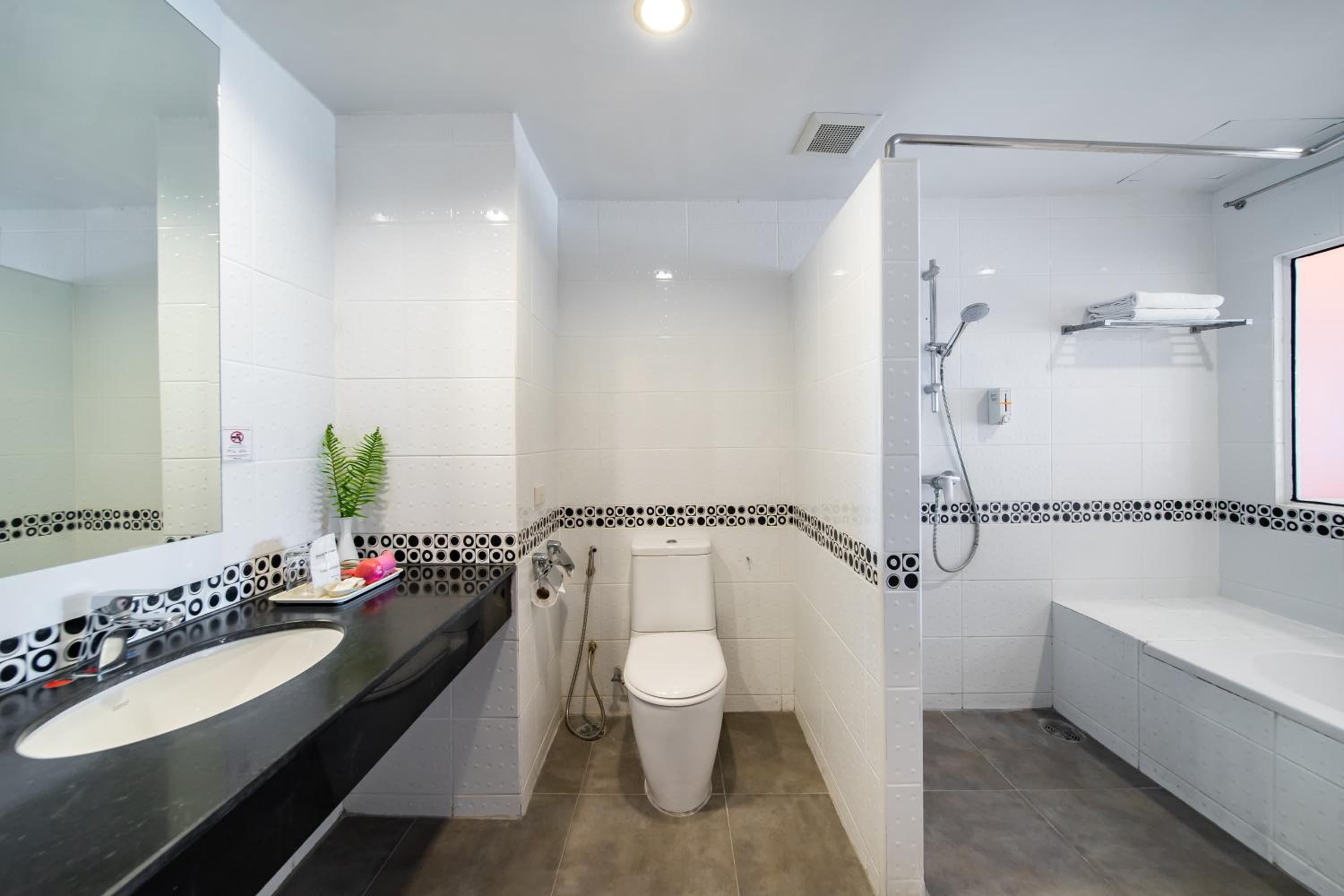 Deluxe Triple Room - Photo 10