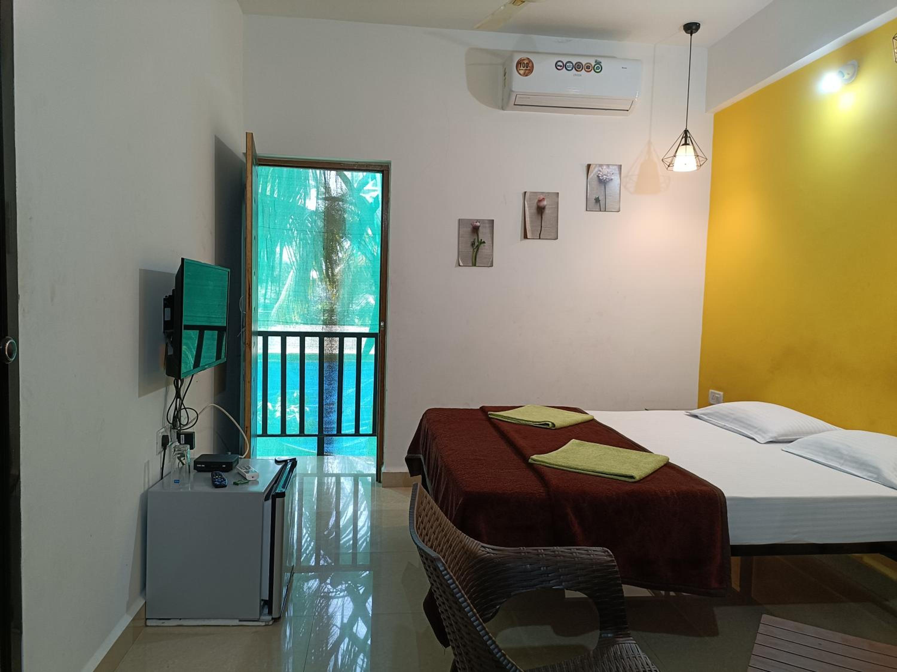 Deluxe Double Room with Balcony - Photo 35