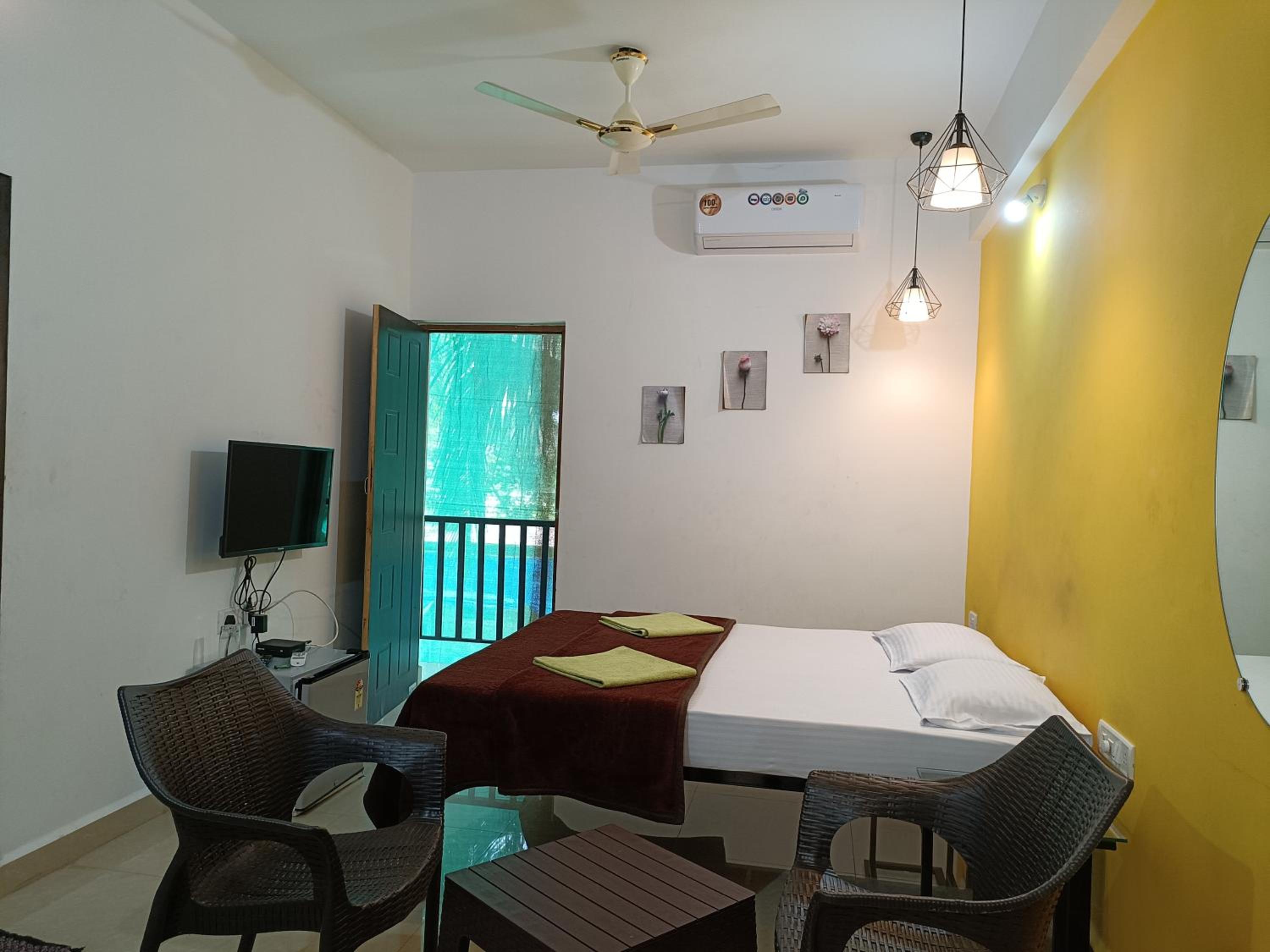 Deluxe Double Room with Balcony - Photo 36
