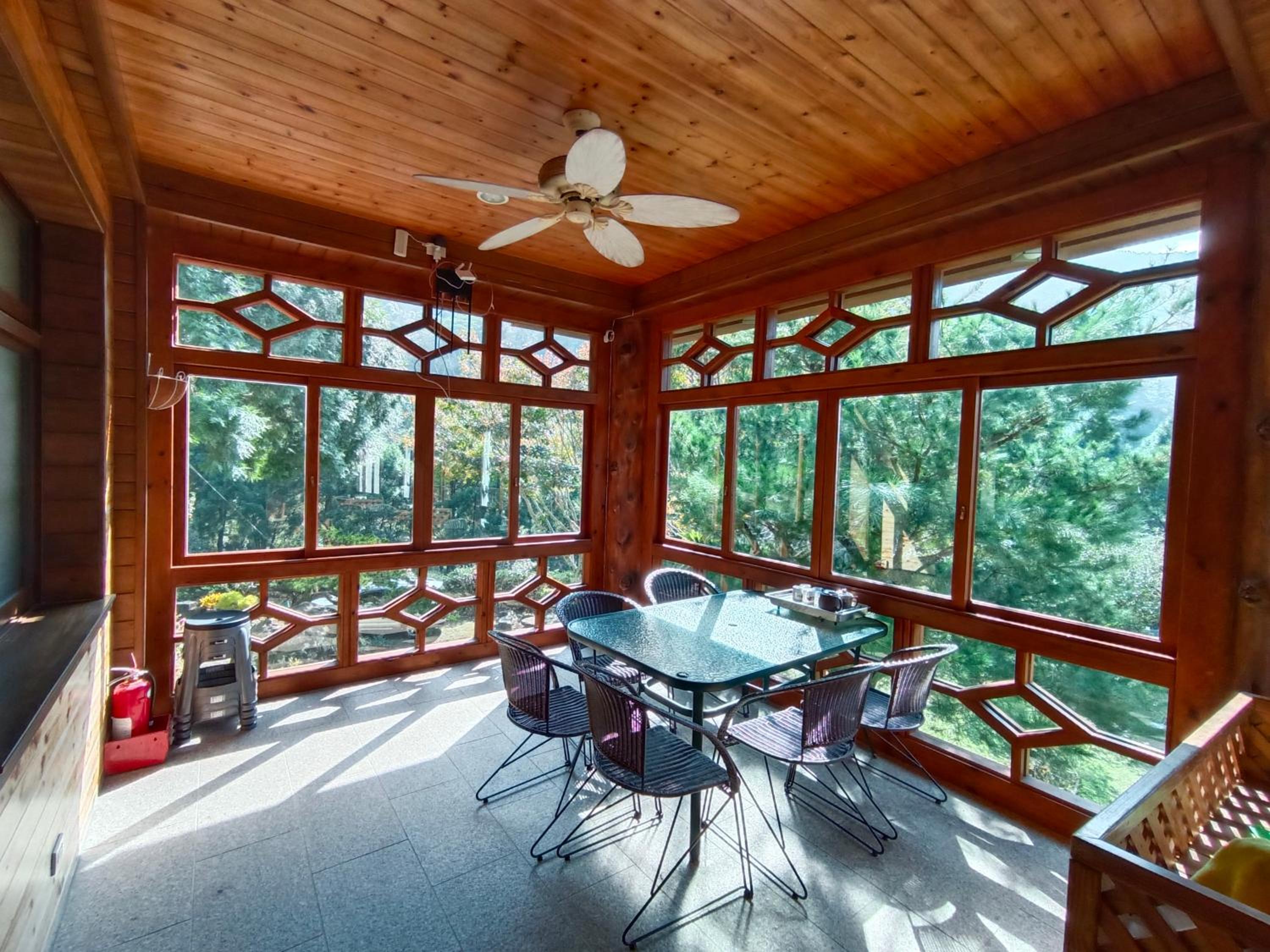 Family Room with Mountain View photo 3