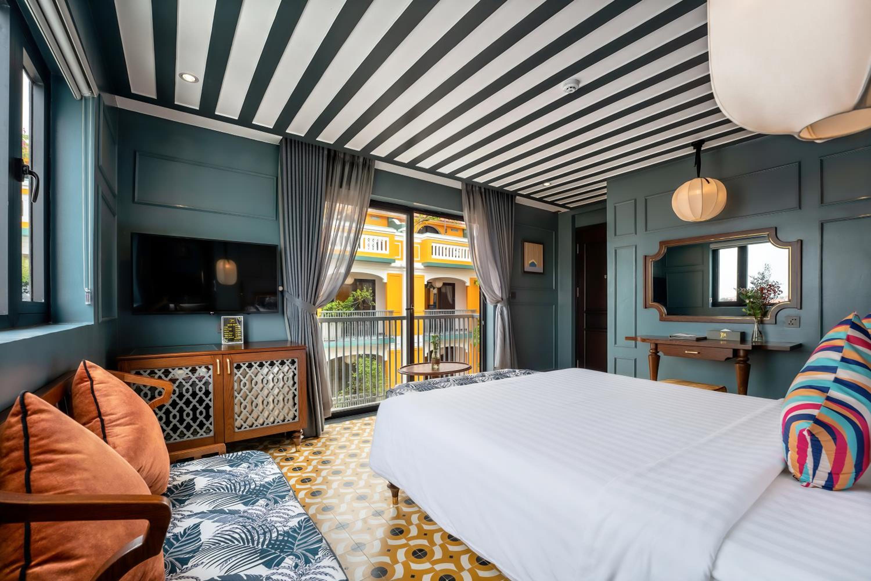 Deluxe Double Room with Pool View - Photo 4
