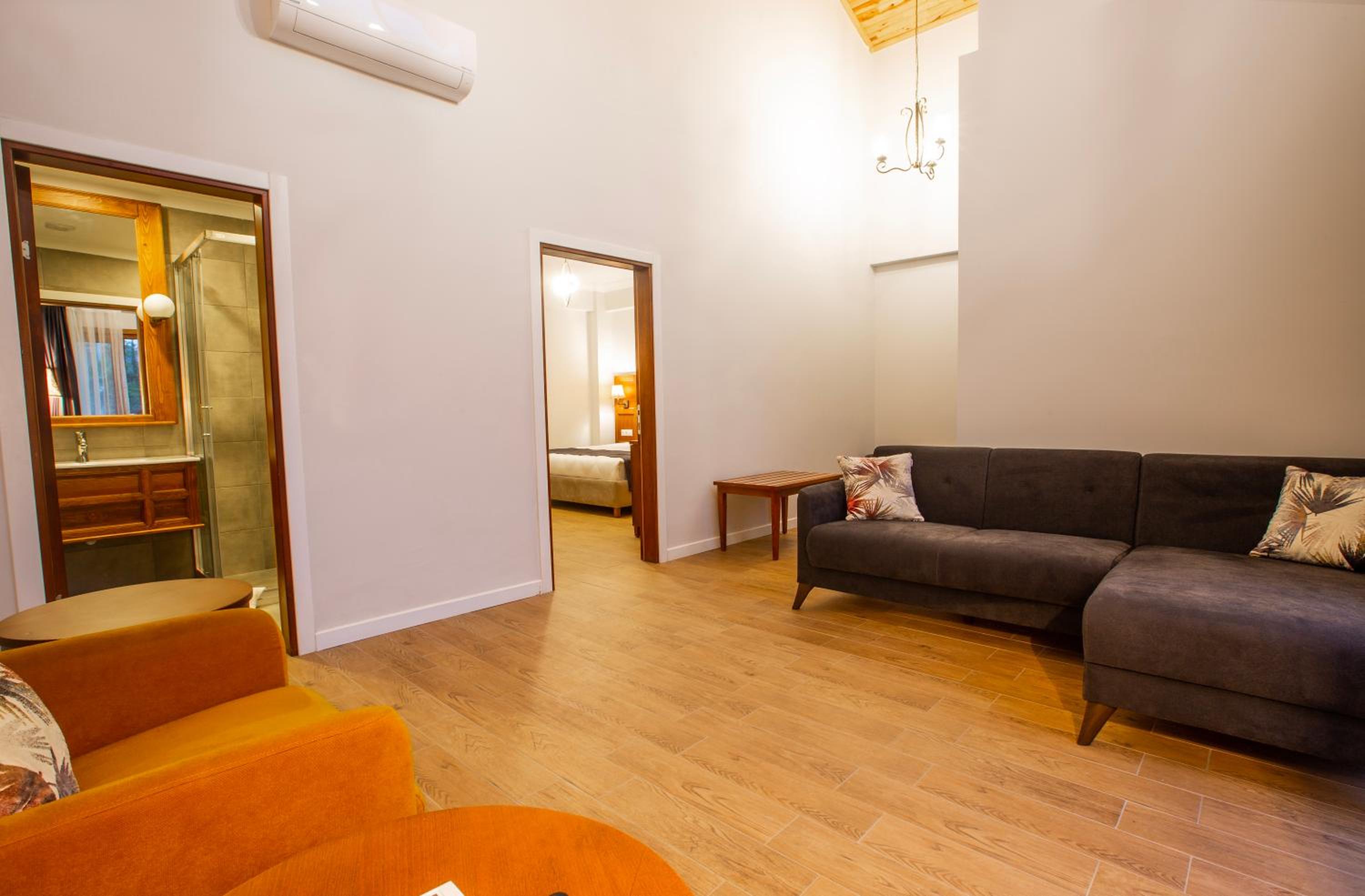 Family Room with Garden View - Photo 3