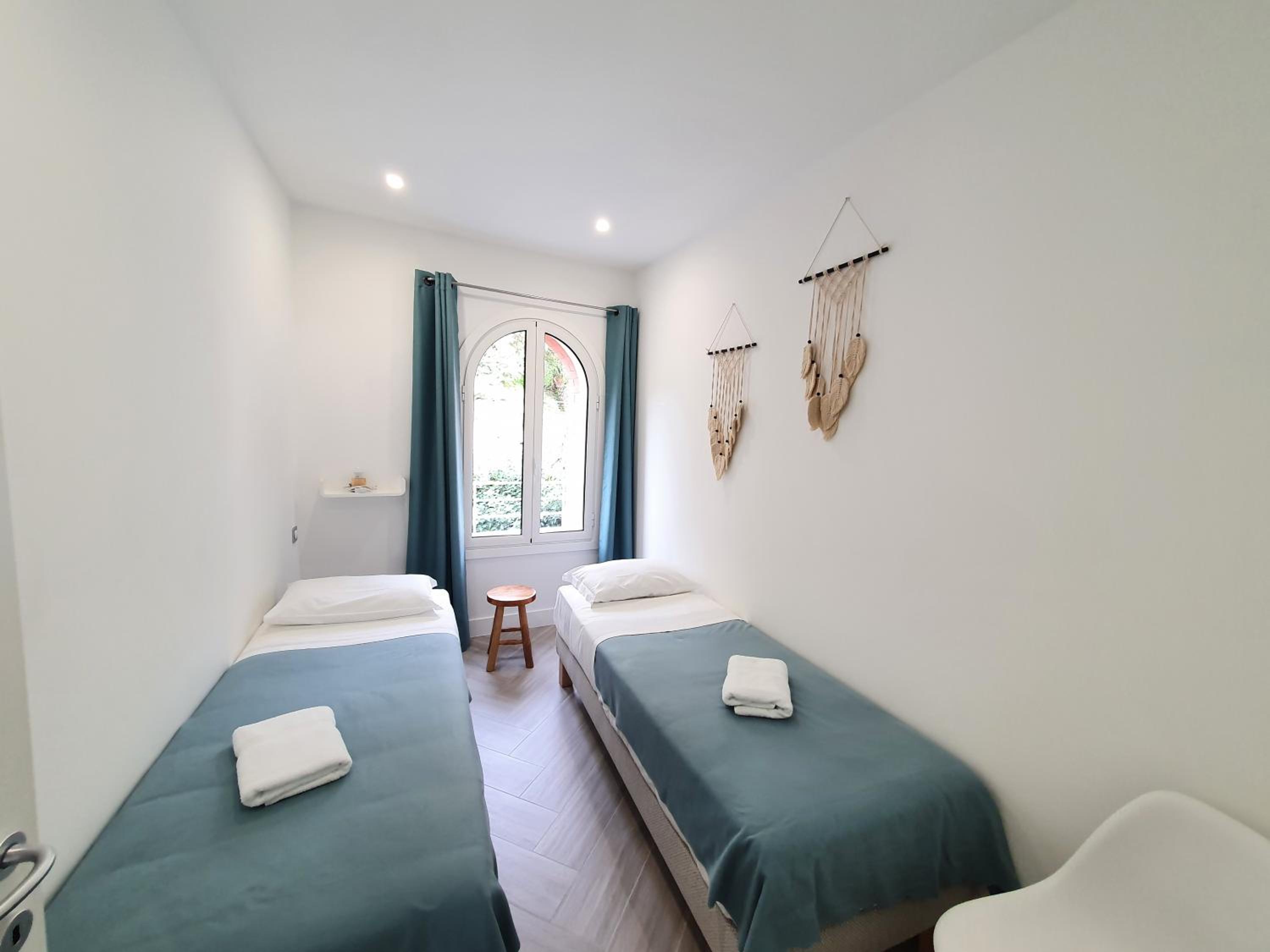 Apartment With Terrace - Photo 3