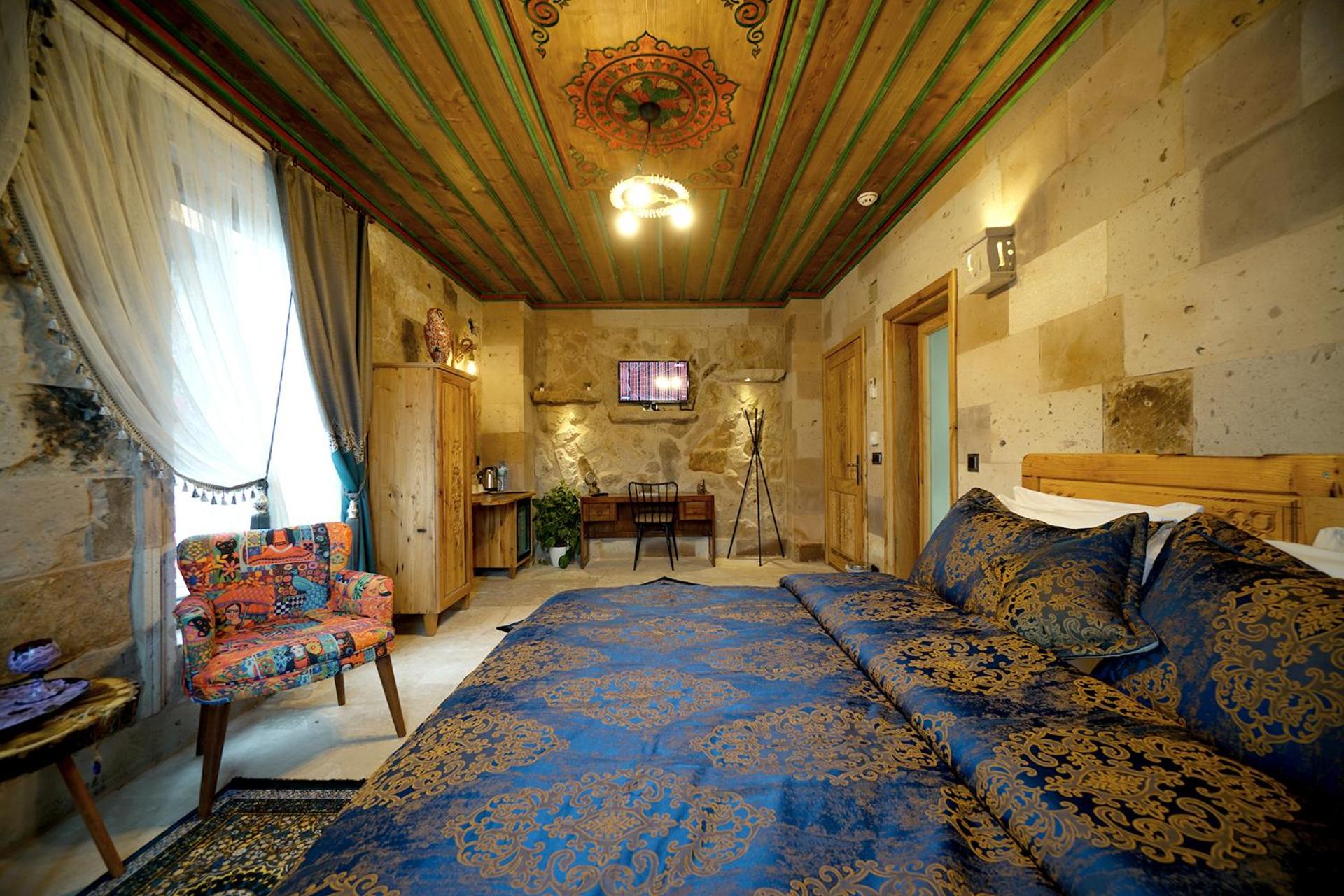 Suite with Spa Bath - Photo 11