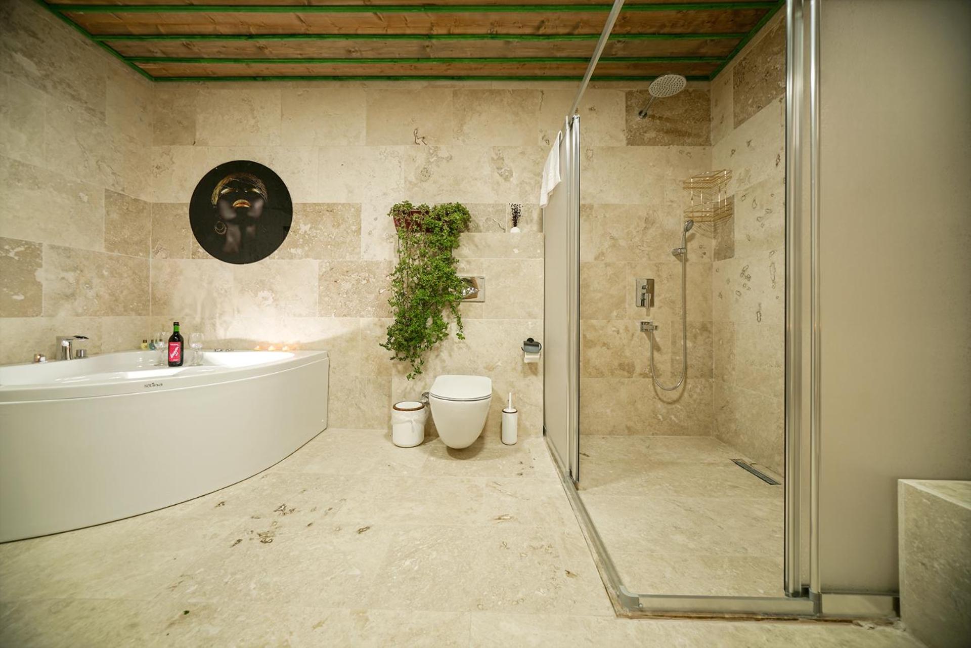 Suite with Spa Bath - Photo 8