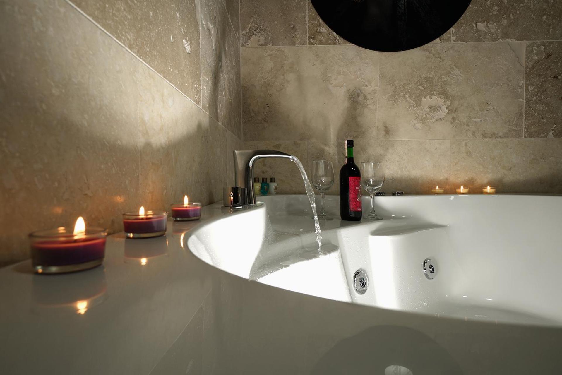 Suite with Spa Bath - Photo 3