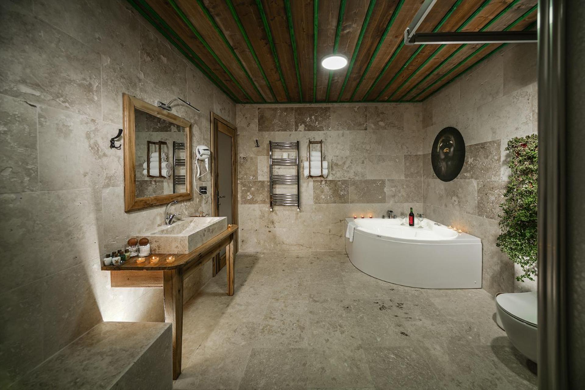 Suite with Spa Bath - Photo 2