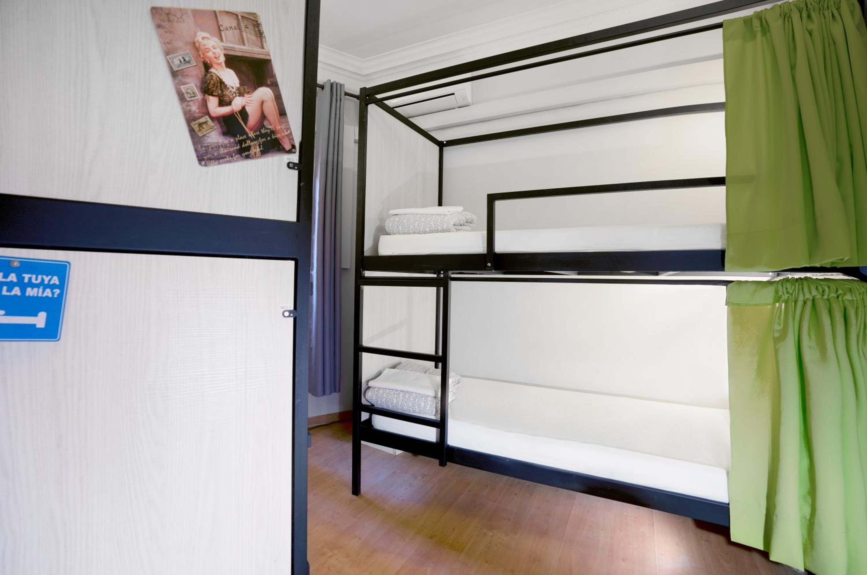 Cama en habitación compartida de 4 camas para mujeres.