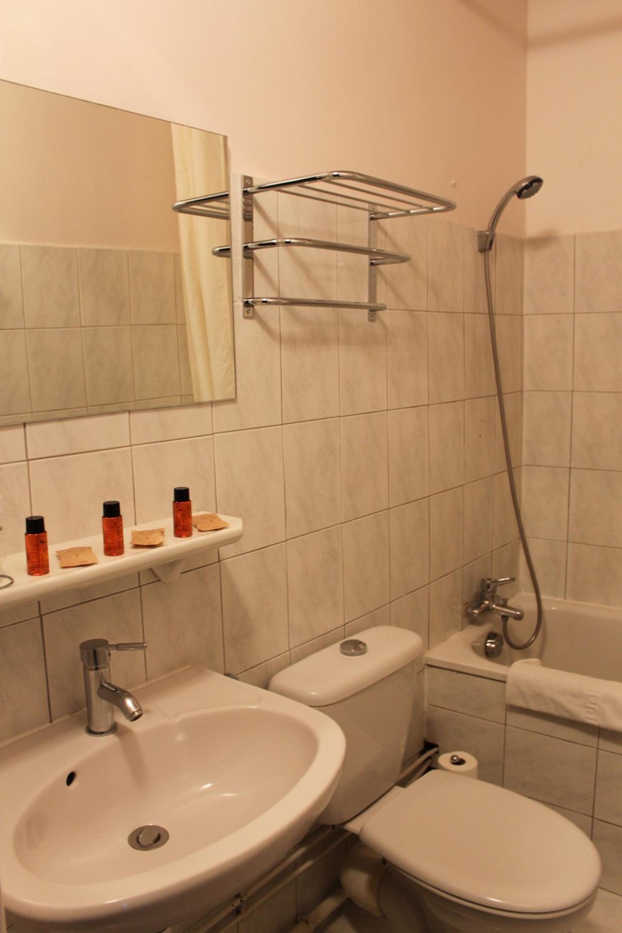 Superior Room with 1 Double Bed and 1 Single Bed - Photo 2
