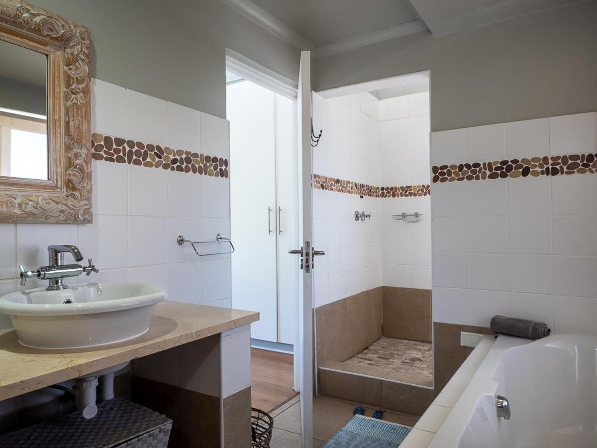 Deluxe King Room - Photo 6