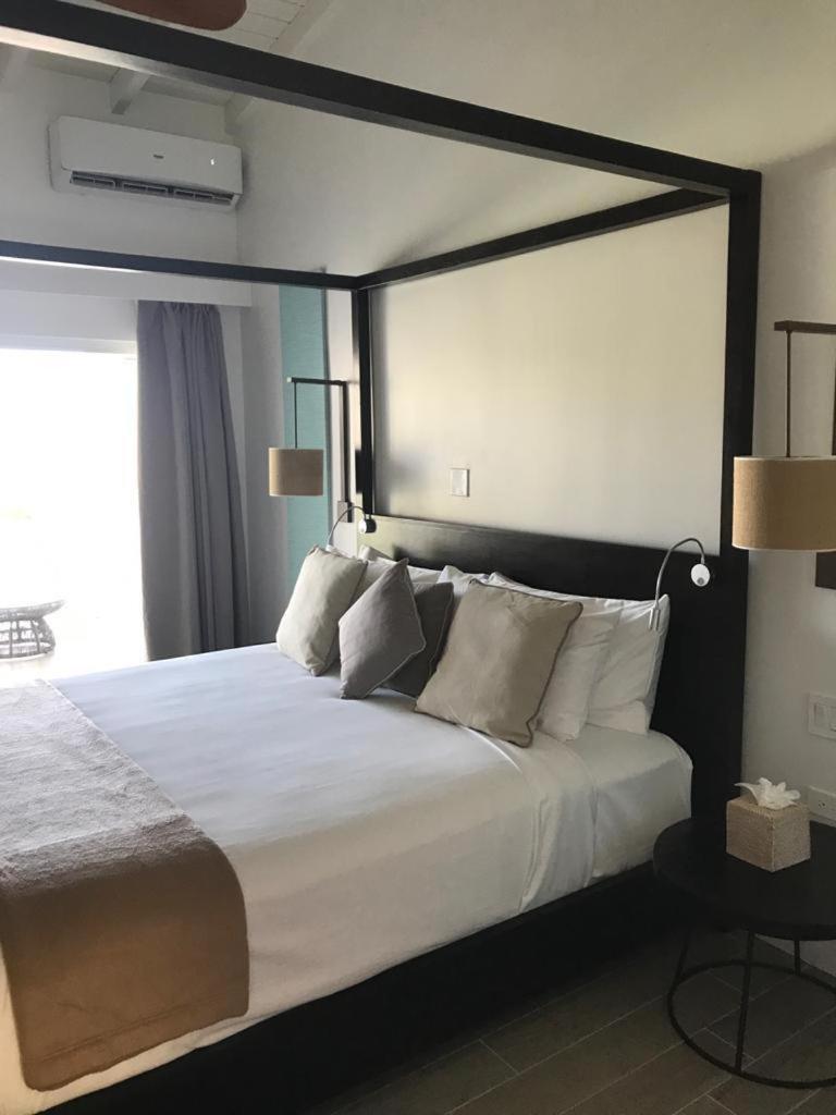 1 King Bed, Mini Pool Side Studio photo 1