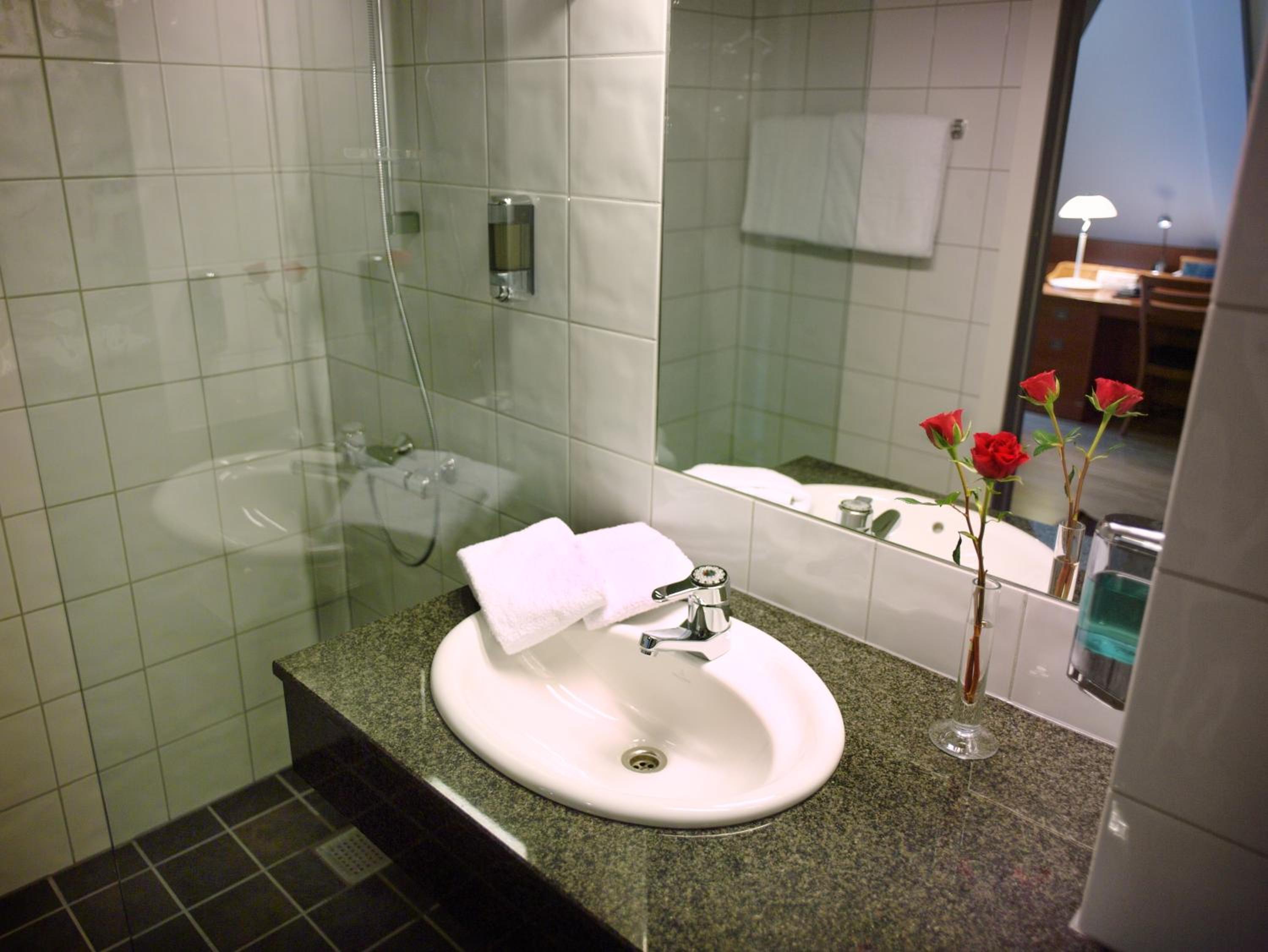 Standard Double or Twin Room - Photo 6