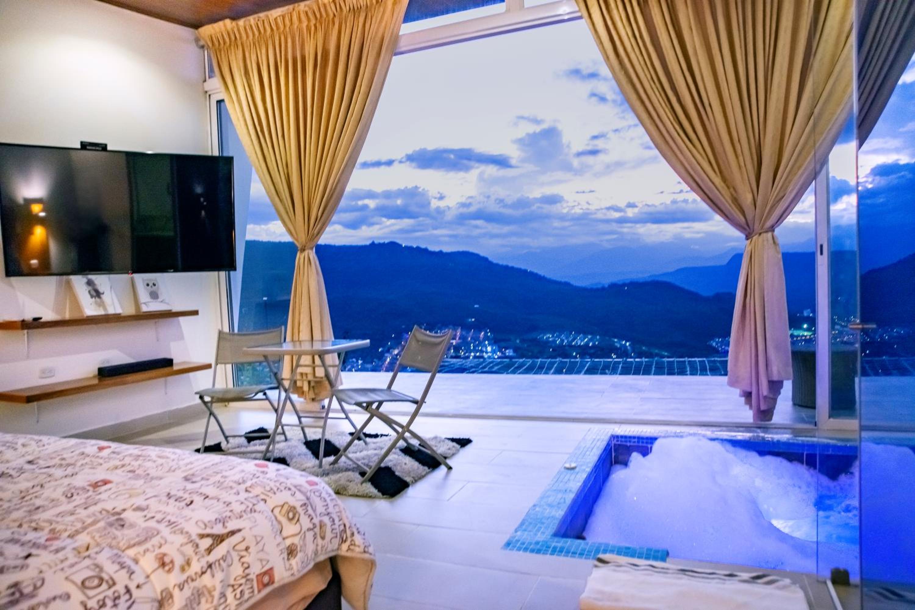 Quadruple Room with Mountain View photo 2