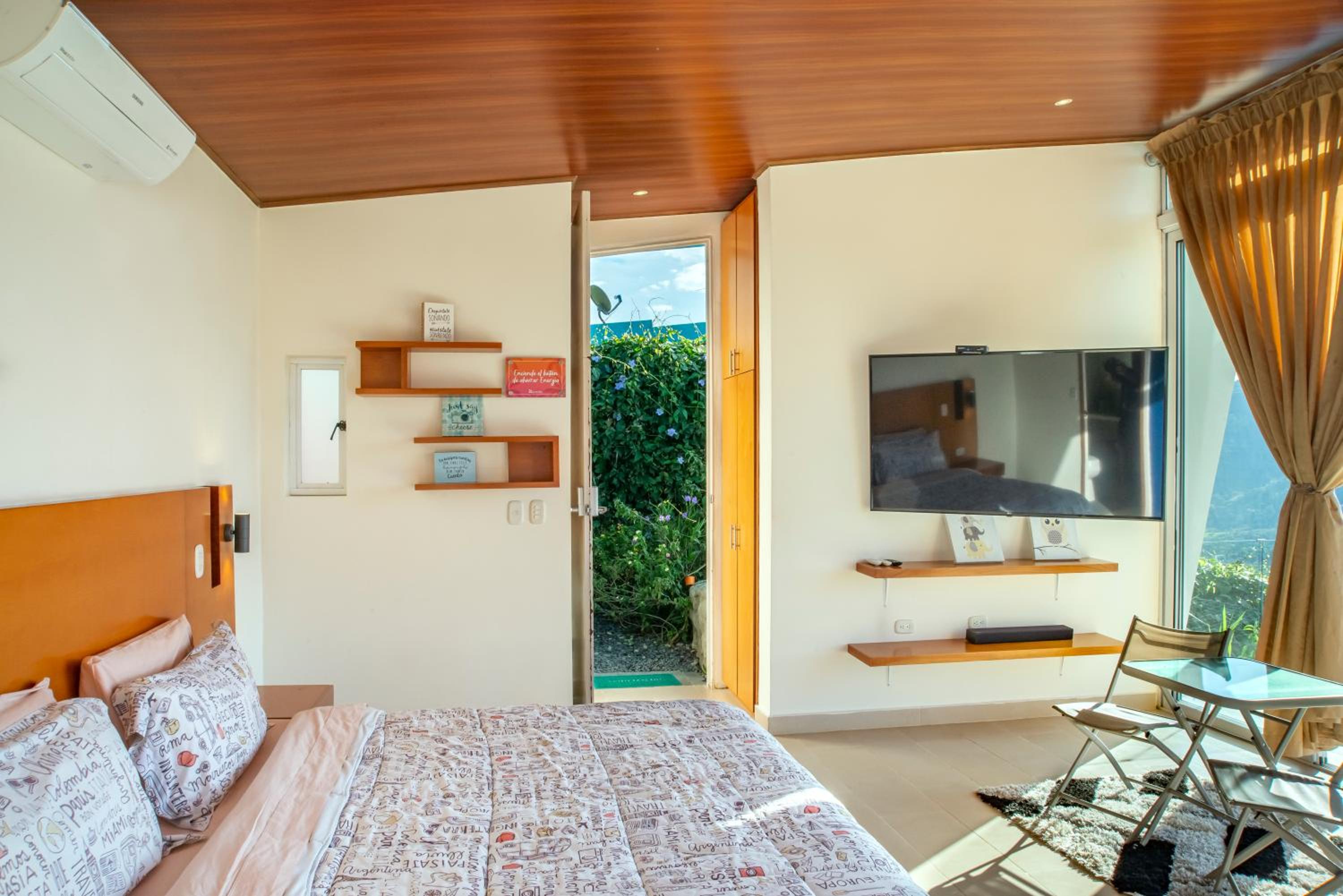 Deluxe Double Room with Bath photo 2