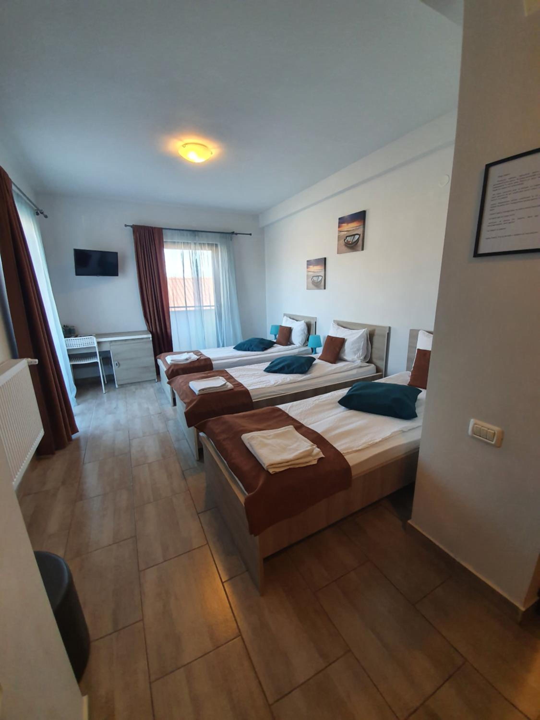 Triple Room with Private Bathroom - Photo 9