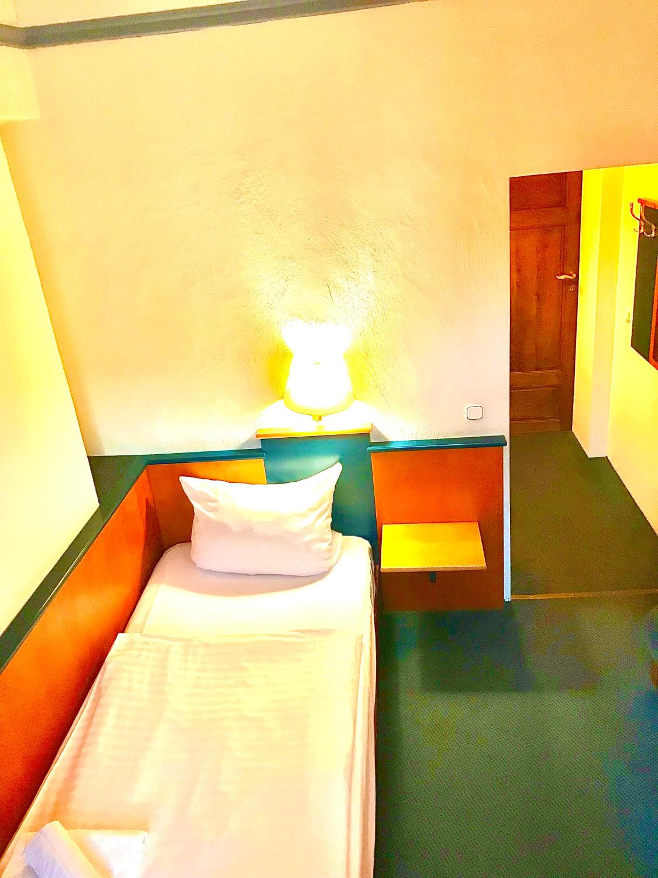 Single Room with Bathroom photo 2