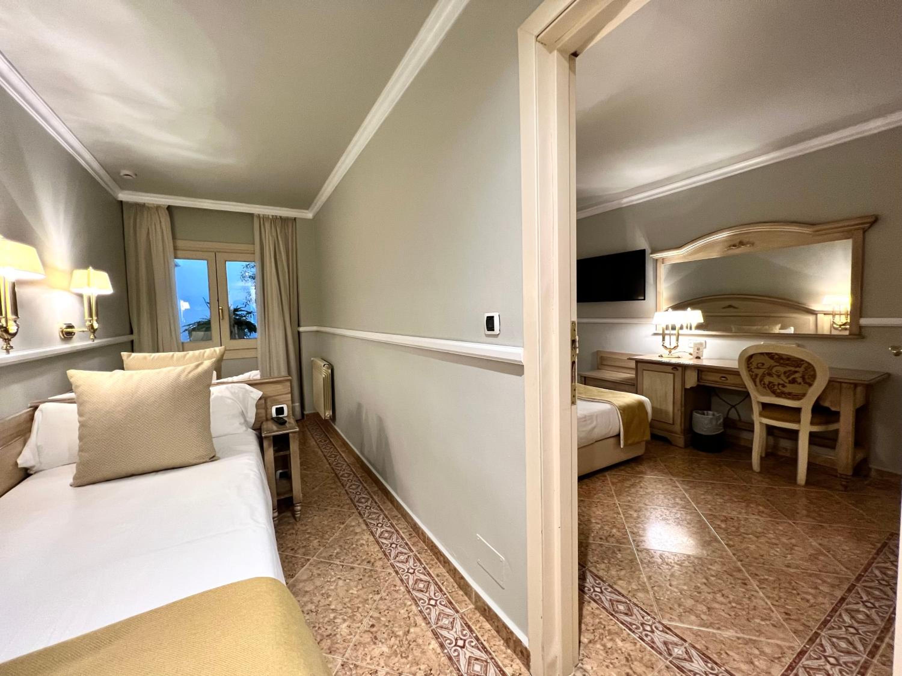 Classic Quadruple Room photo 2