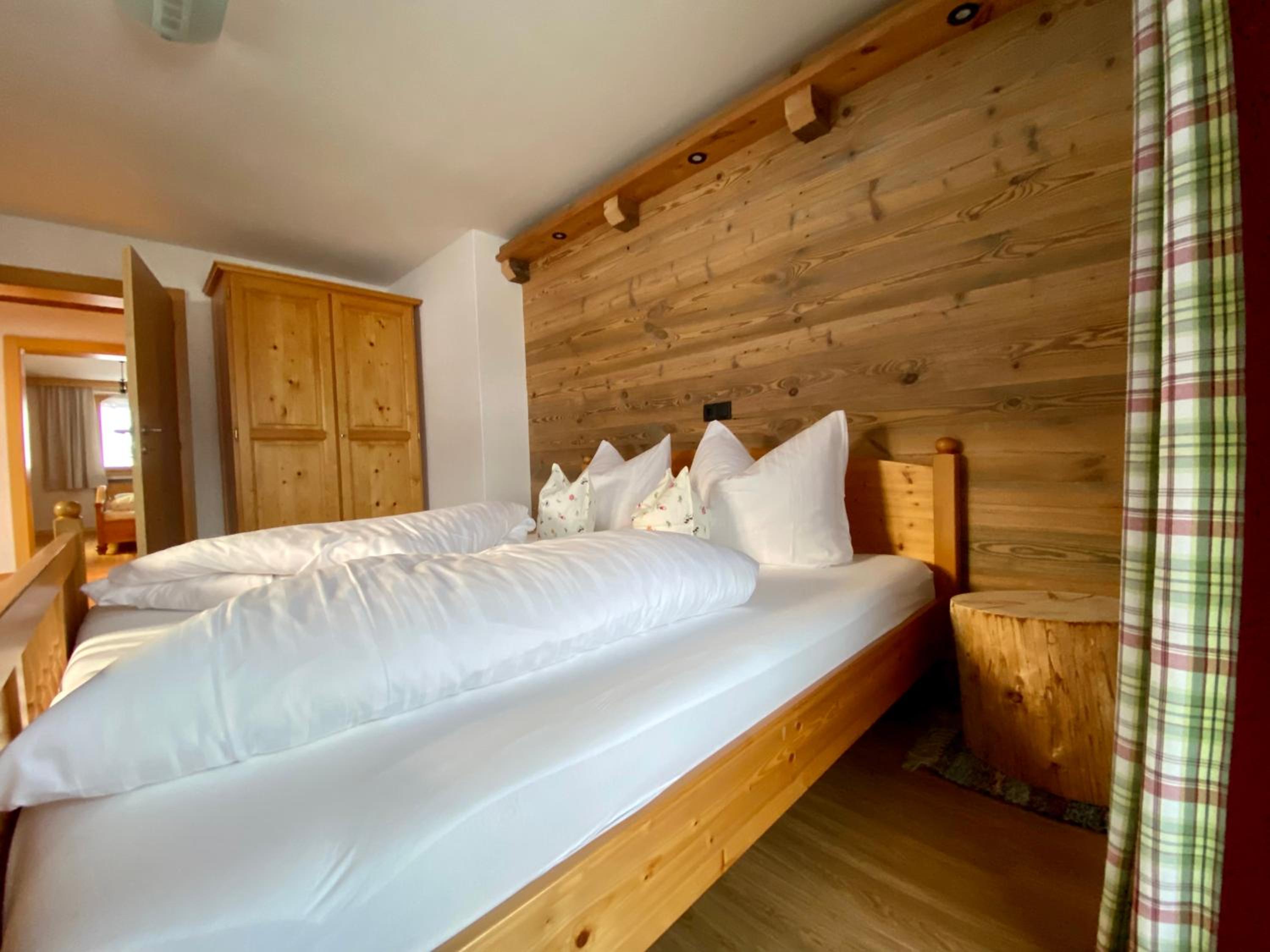 Three-Bedroom Apartment with Shower photo 2