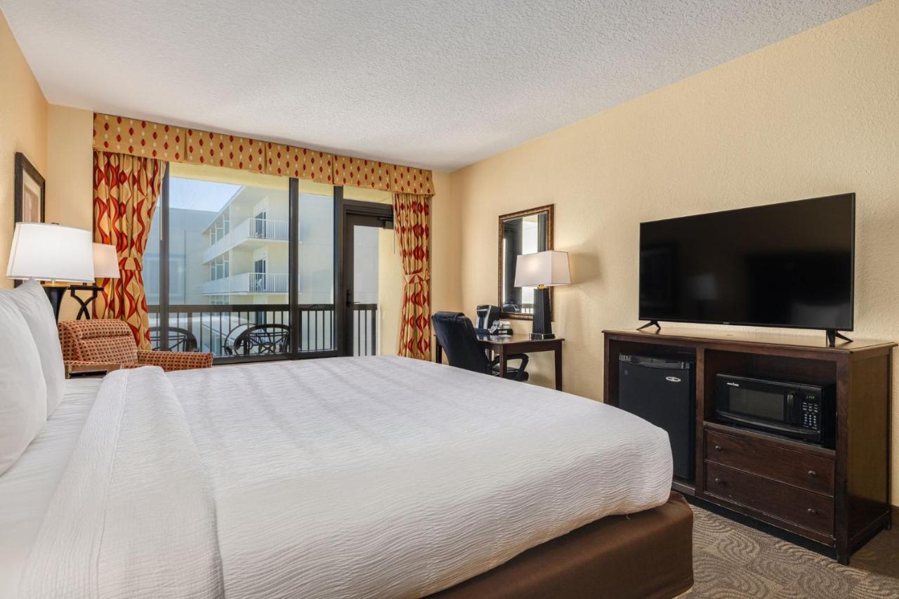 King room with Partial Water view