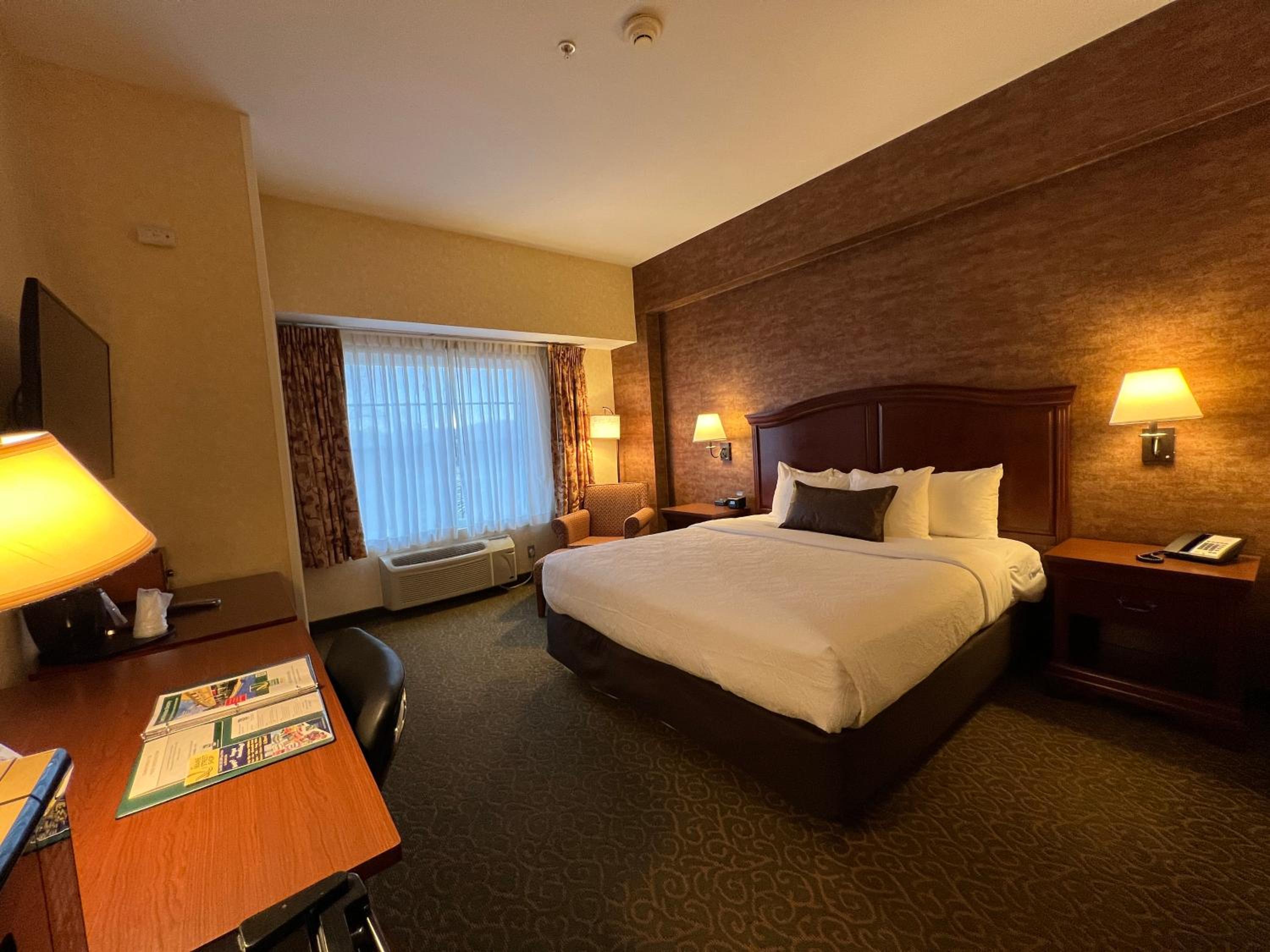 Deluxe King Room - Non-Smoking - Photo 2