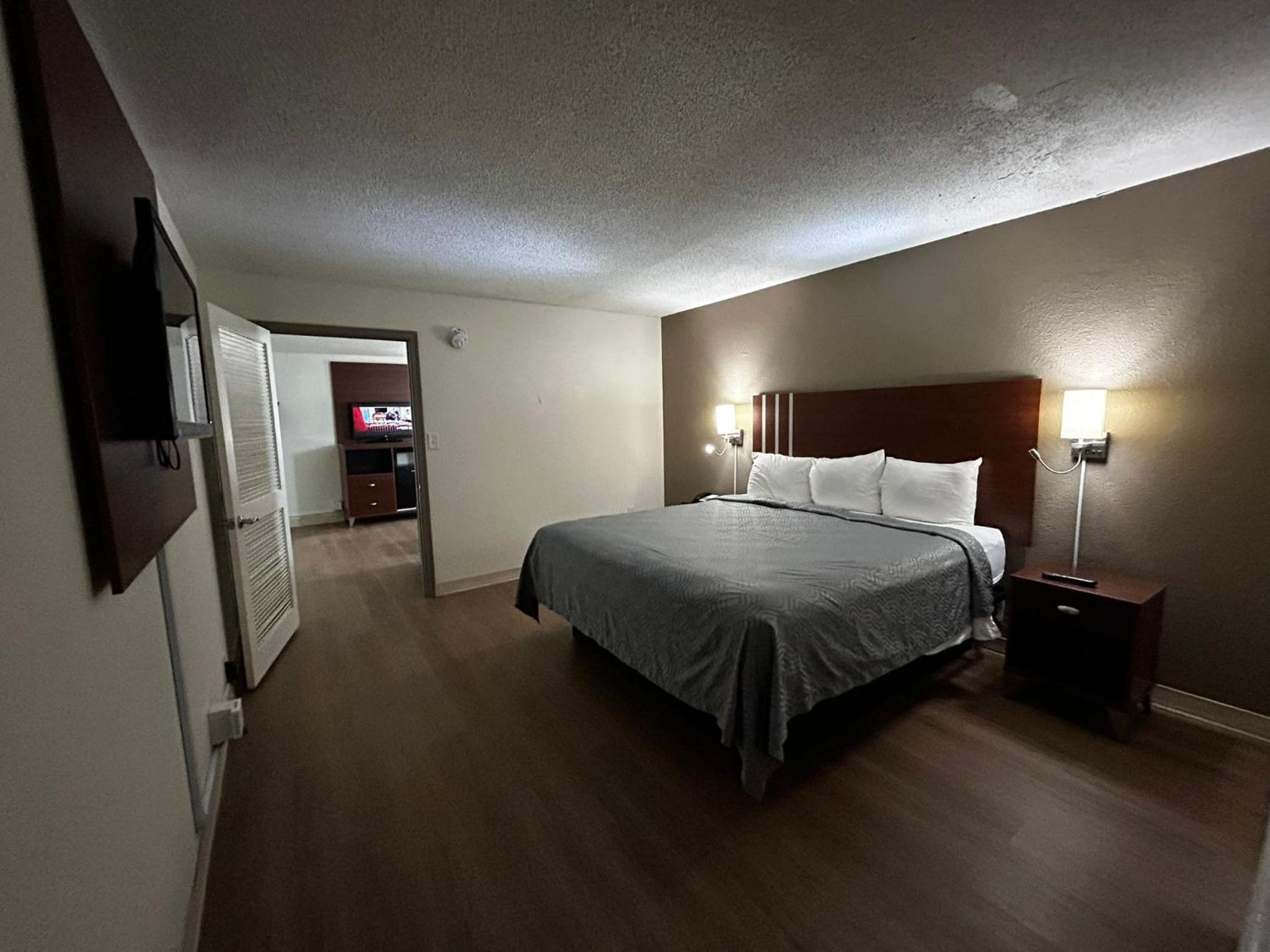 King Suite with Sofa Bed - Non Smoking - Photo 9
