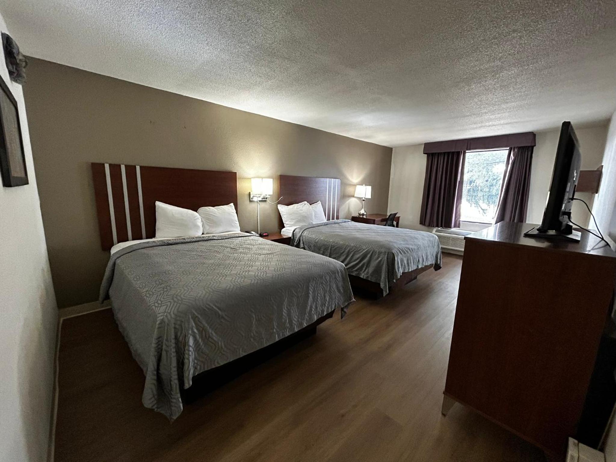 Standard Queen Room with Two Queen Beds - Non Smoking  - Photo 4