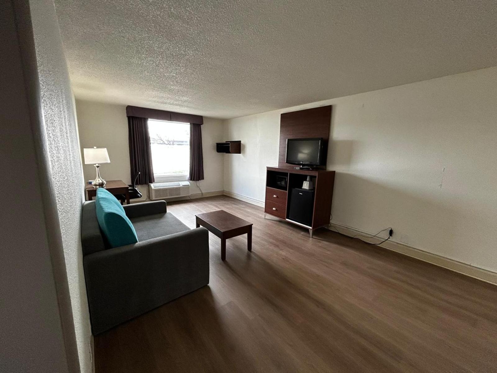 King Suite with Sofa Bed - Non Smoking - Photo 4