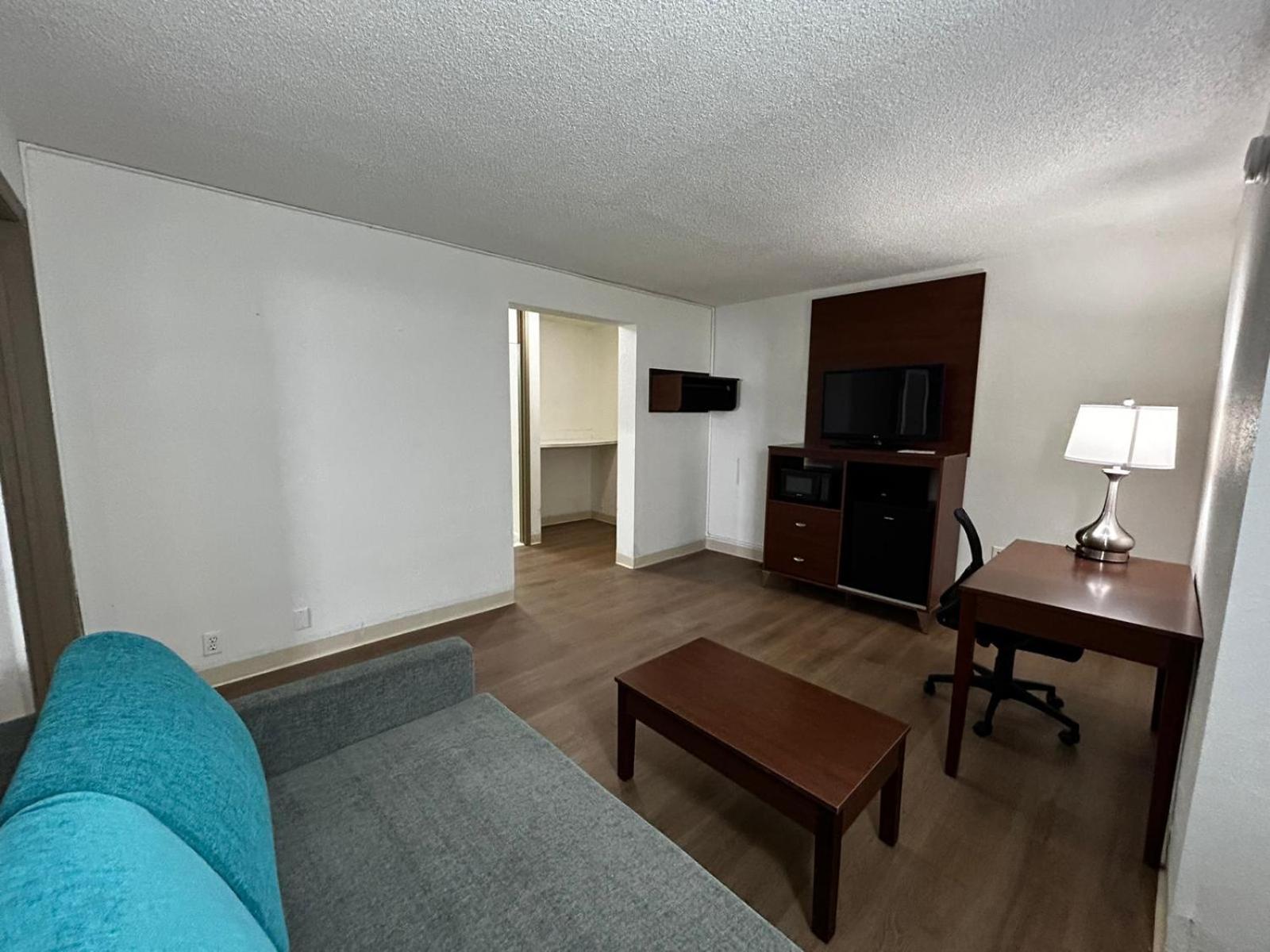Queen Suite with Two Queen Beds and Sofabed - Non Smoking - Photo 2