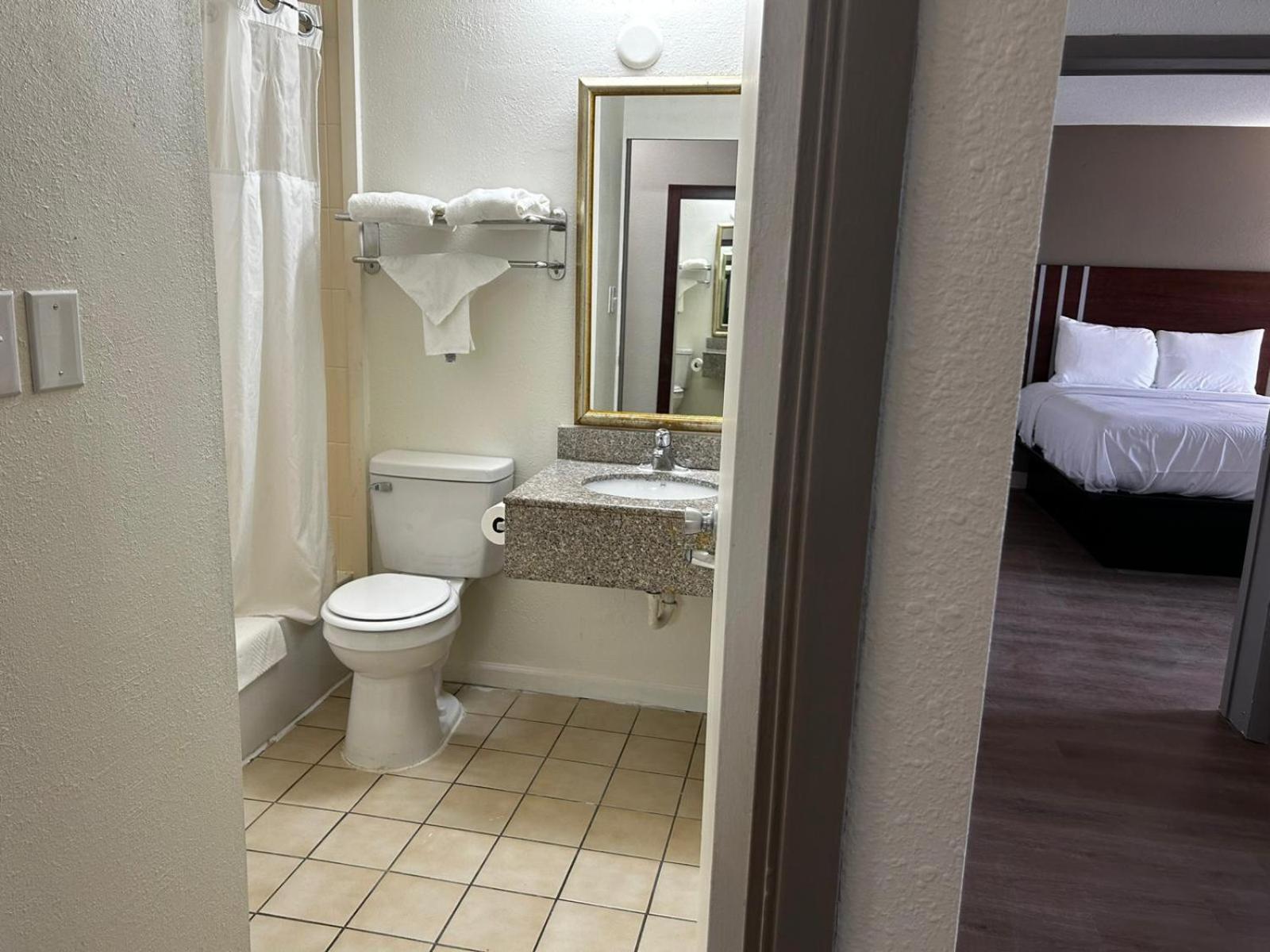 Queen Suite with Two Queen Beds and Sofabed - Non Smoking - Photo 5