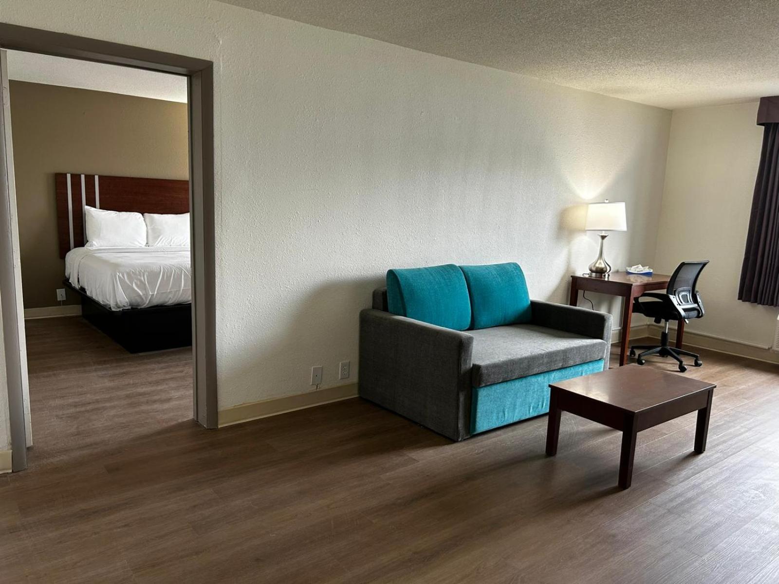 King Suite with Sofa Bed - Non Smoking - Photo 3