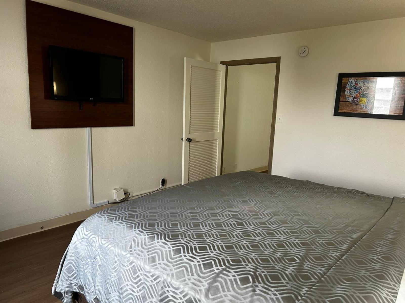 King Suite with Sofa Bed - Non Smoking - Photo 5