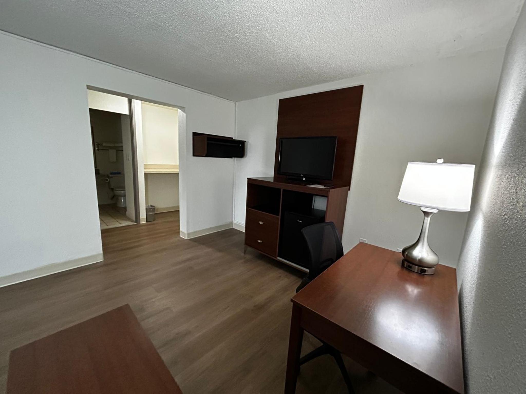 King Suite with Sofa Bed - Non Smoking - Photo 6