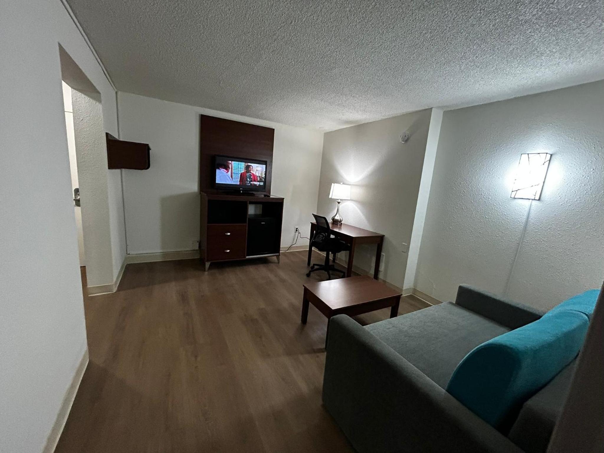 Queen Suite with Two Queen Beds and Sofabed - Non Smoking - Photo 6