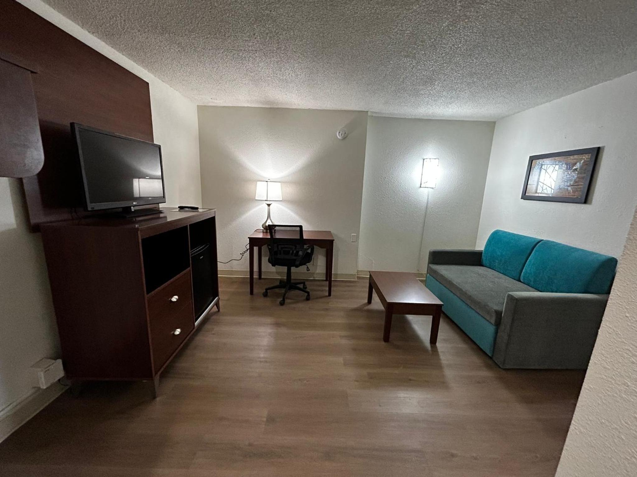 King Suite with Sofa Bed - Non Smoking - Photo 7